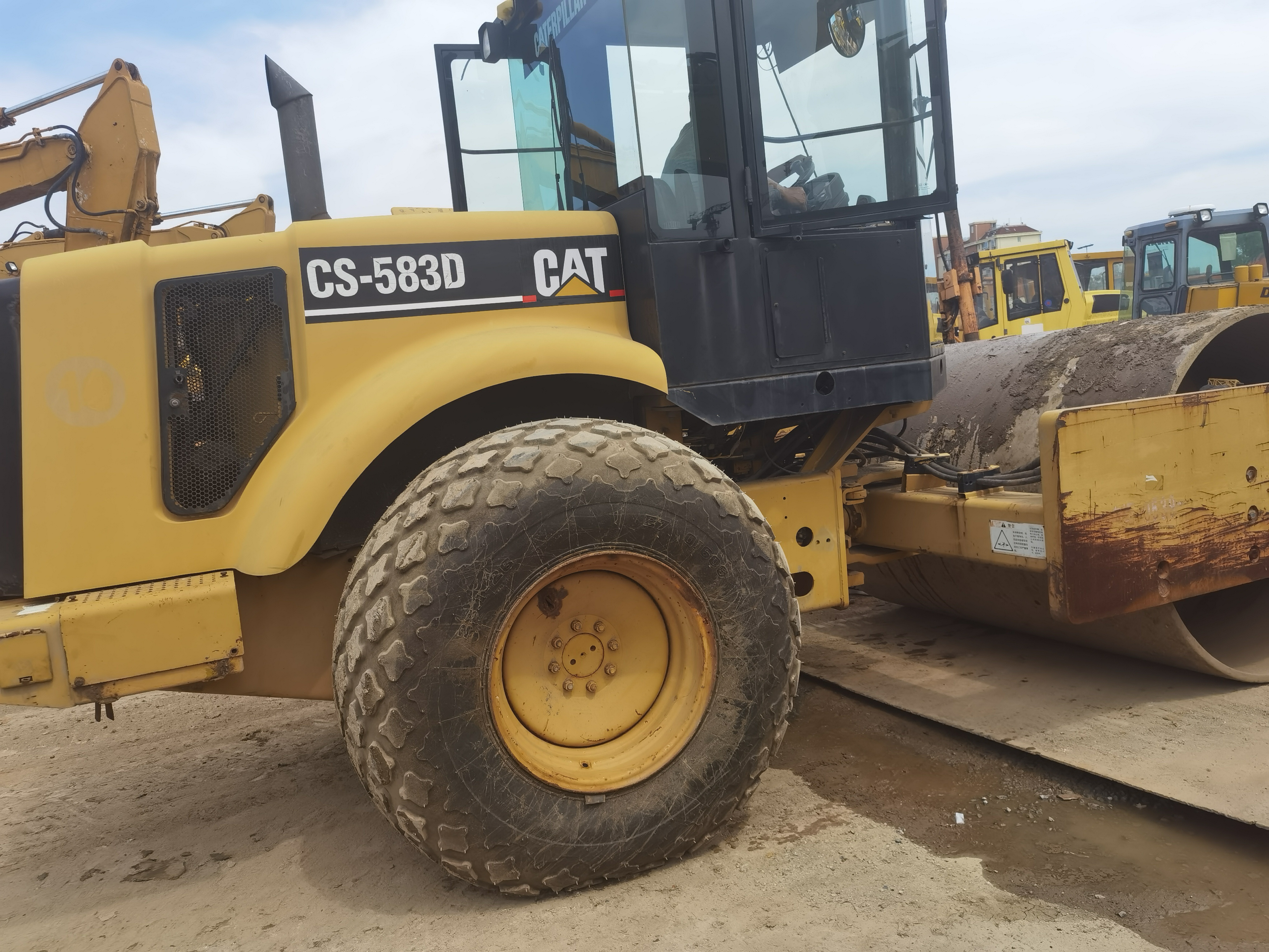 Good performance Cat cs583D used road roller compactor in Shanghai Used caterpillar Road Roller