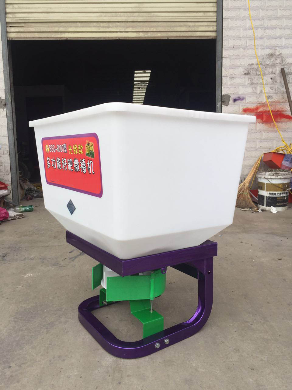 Agricultural fertilizer spreader tractor standard  fertilizer spreader  bucket fertilizer applicator