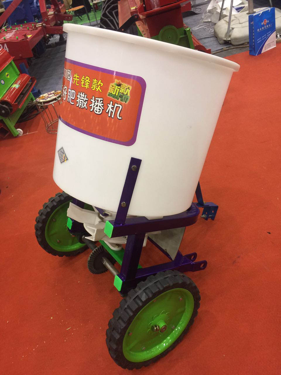 Agricultural fertilizer spreader tractor standard  fertilizer spreader  bucket fertilizer applicator