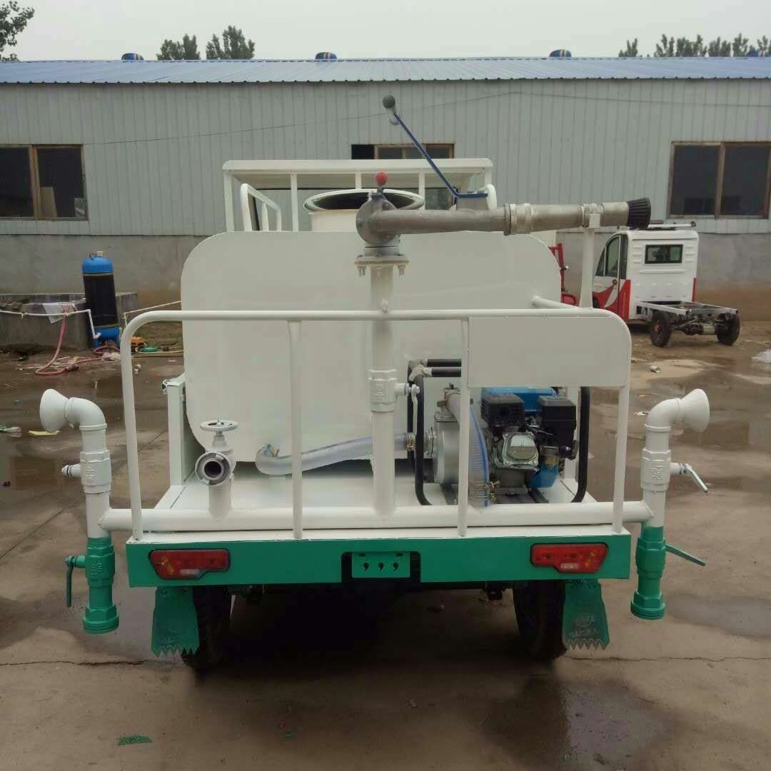 Factory direct sales high efficiency Electric four-wheel Water Tank Truck capacity water bowser road sprinkler cleaning