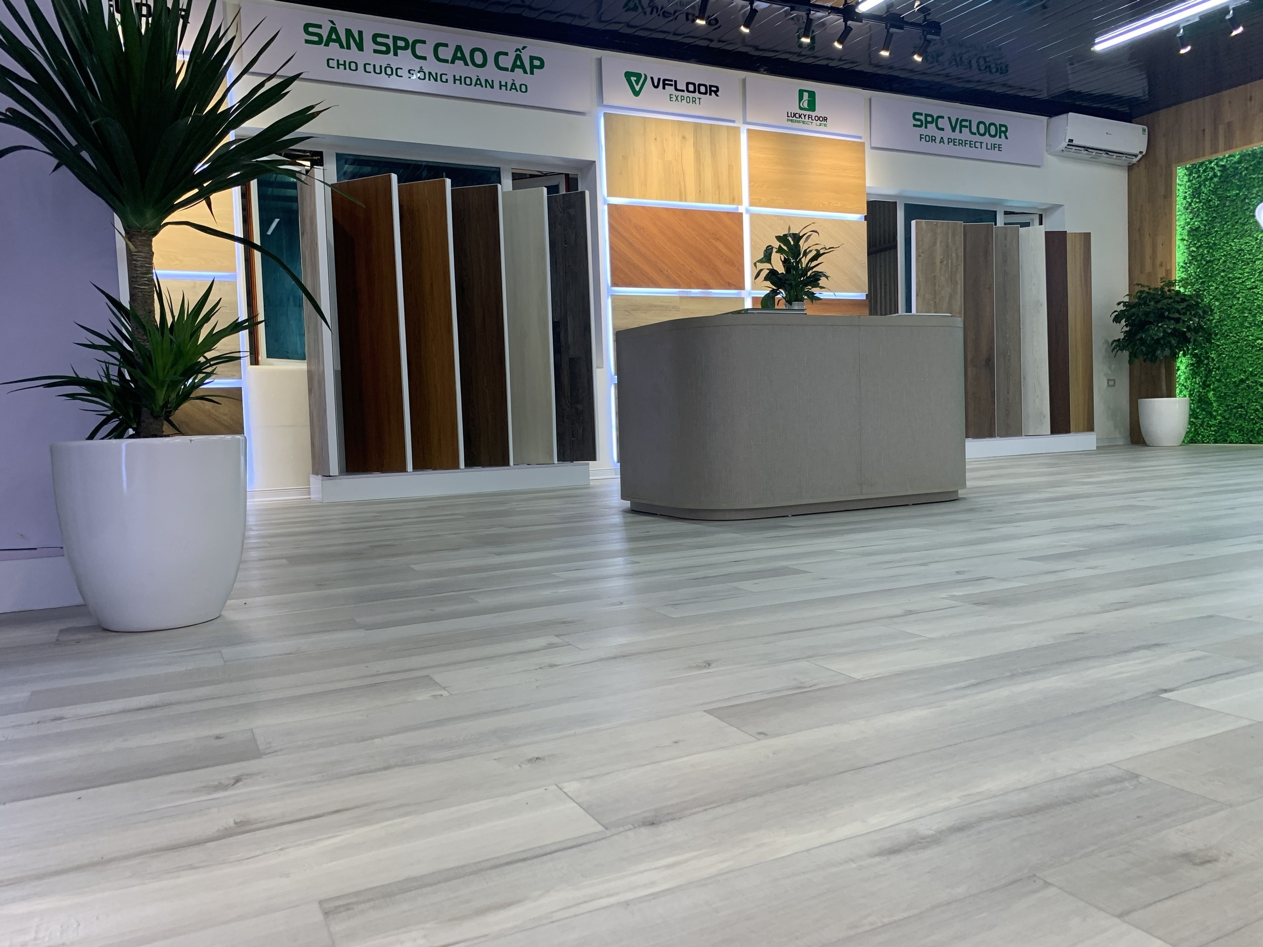 Vietnam Wholesale SPC Flooring Planks Thailand PVC Powder Waterproof Anti-slip Wood Grain Marble Look