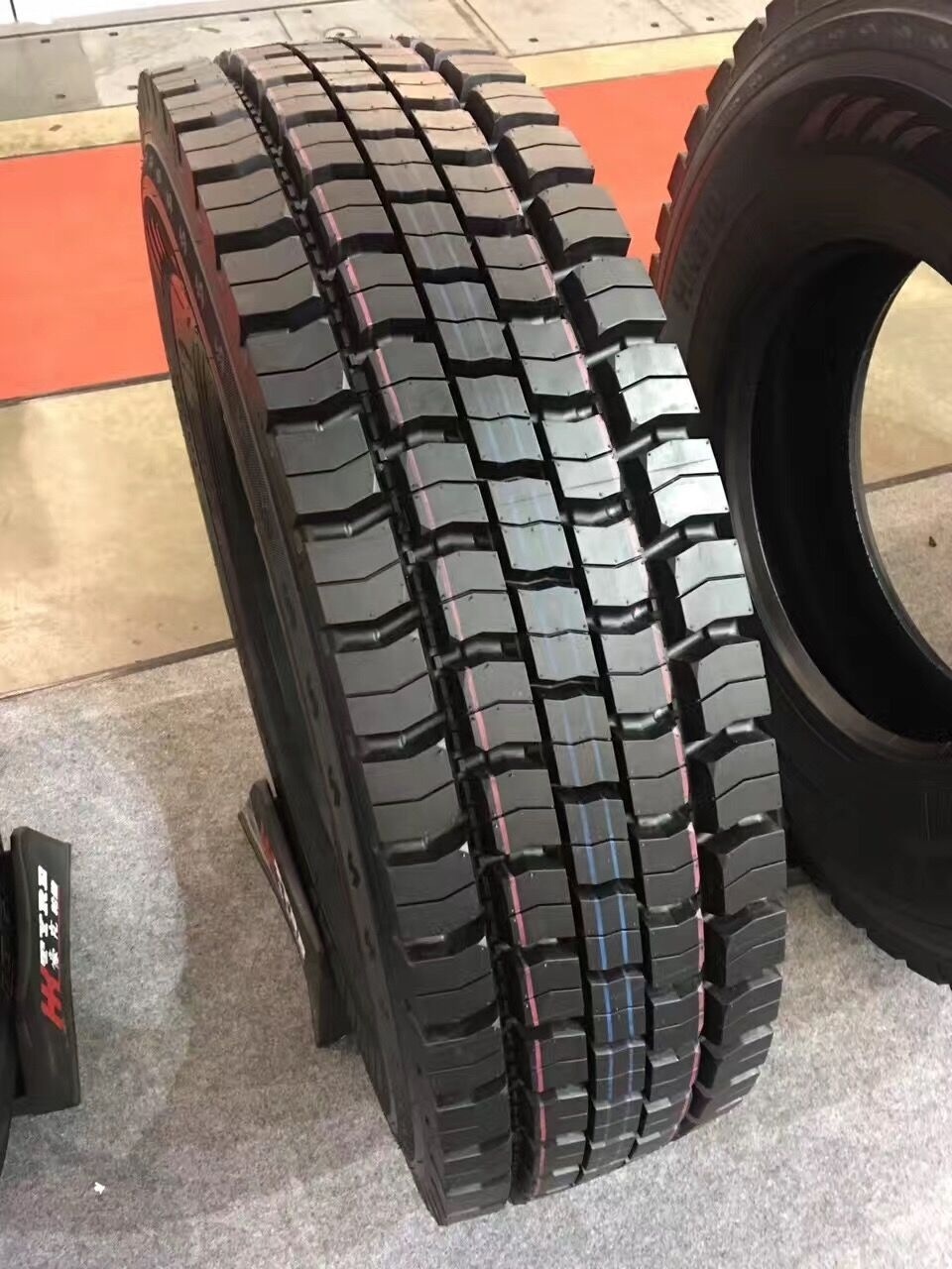 Wholesale HAWKWAY brand radial truck tire 295/80R22.5 tubeless truck Inner Tube tyres prices