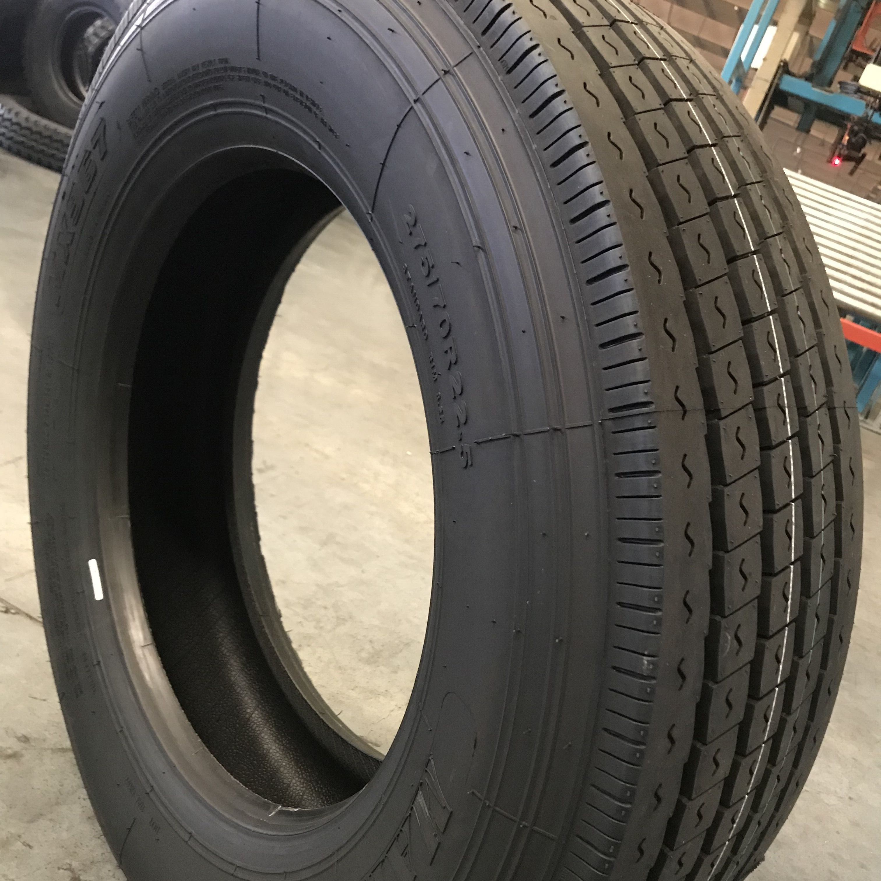 CHINA Inner Tube tyre SUPERHAWK/HAWKWAY Light truck tire 215/75R17.5 235/75R17.5 Radial Tubeless truck tire