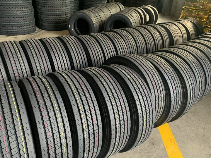 CHINA TOP QUALITY SUPERHAWK HK867 Light Truck Tyre all position with All Certification 215/75R17.5  225/70R19.5 commercial tyre