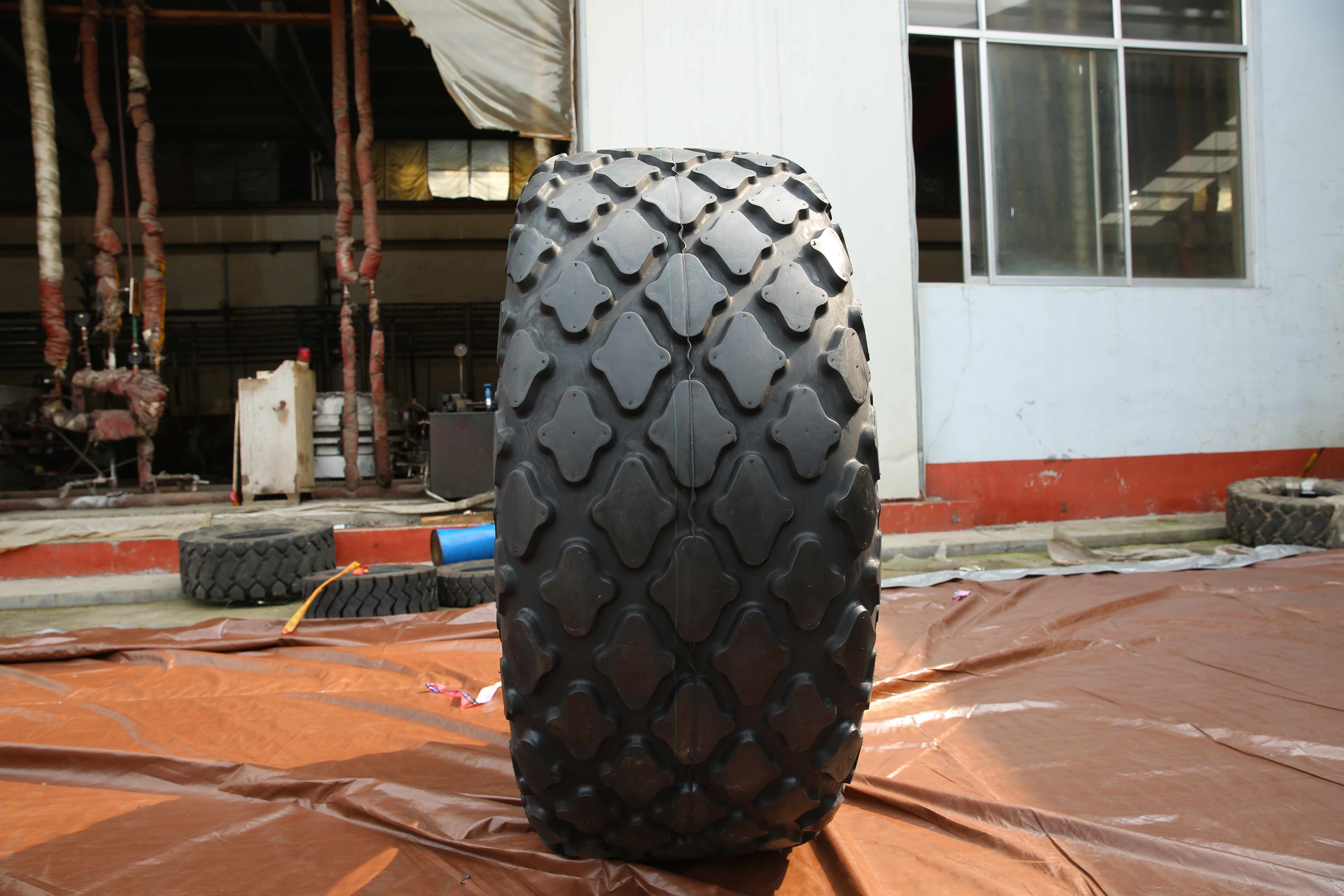 multi purpose tire 23.1-26 OTR nylon tire desert transportation road compactor 12/14/16pr China marvemax hawkway R-3