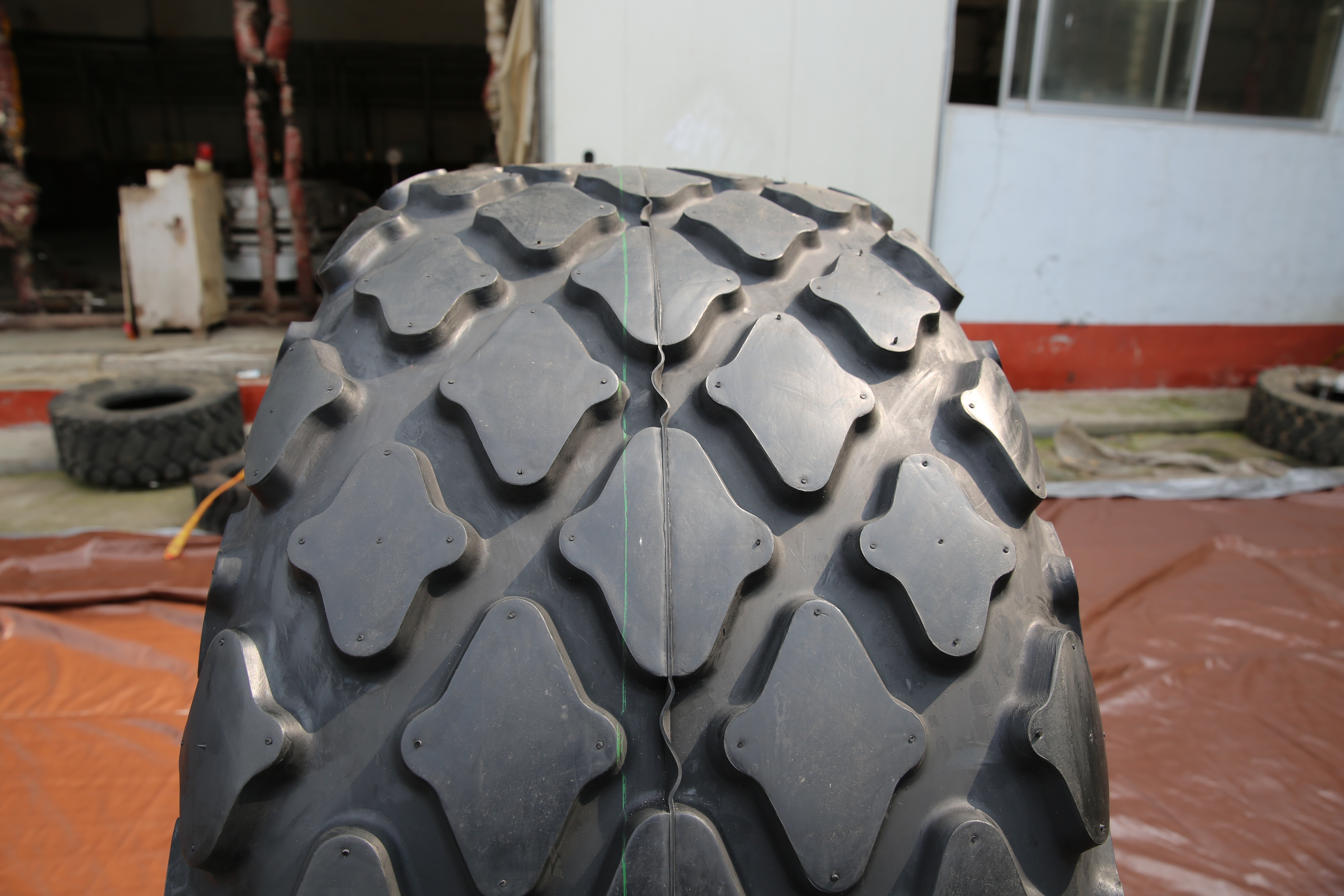 multi purpose tire 23.1-26 OTR nylon tire desert transportation road compactor 12/14/16pr China marvemax hawkway R-3