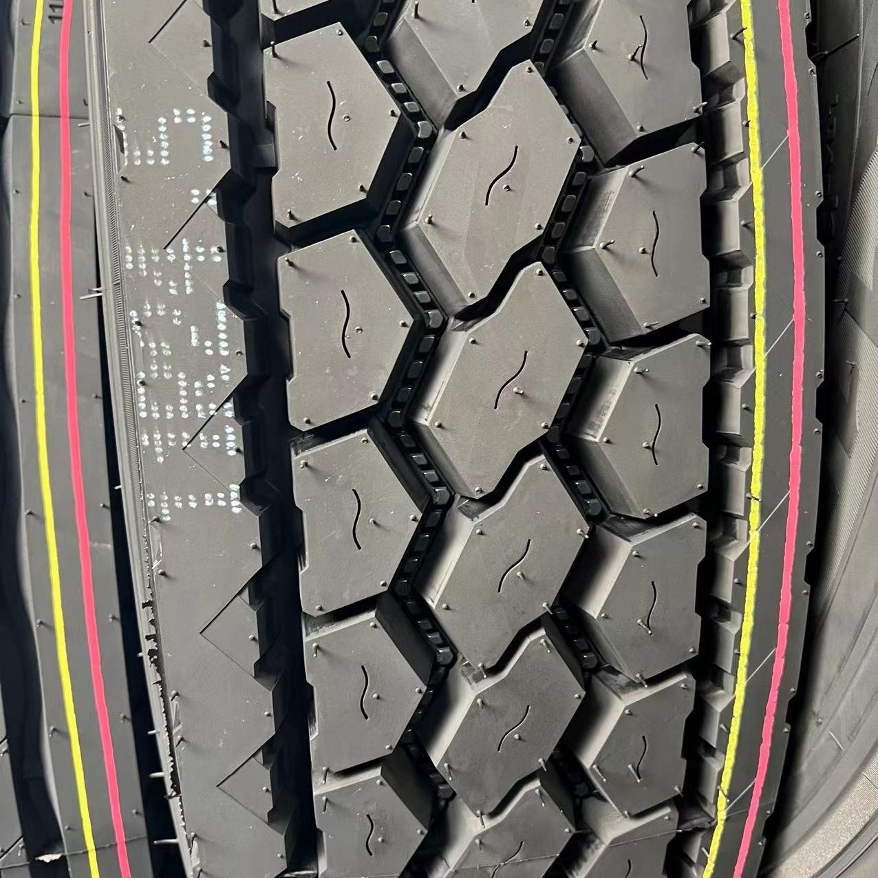 Top Quality manufacturer llantas tubeless commercial truck tyres 11r 24.5 truck tires for Duty truck