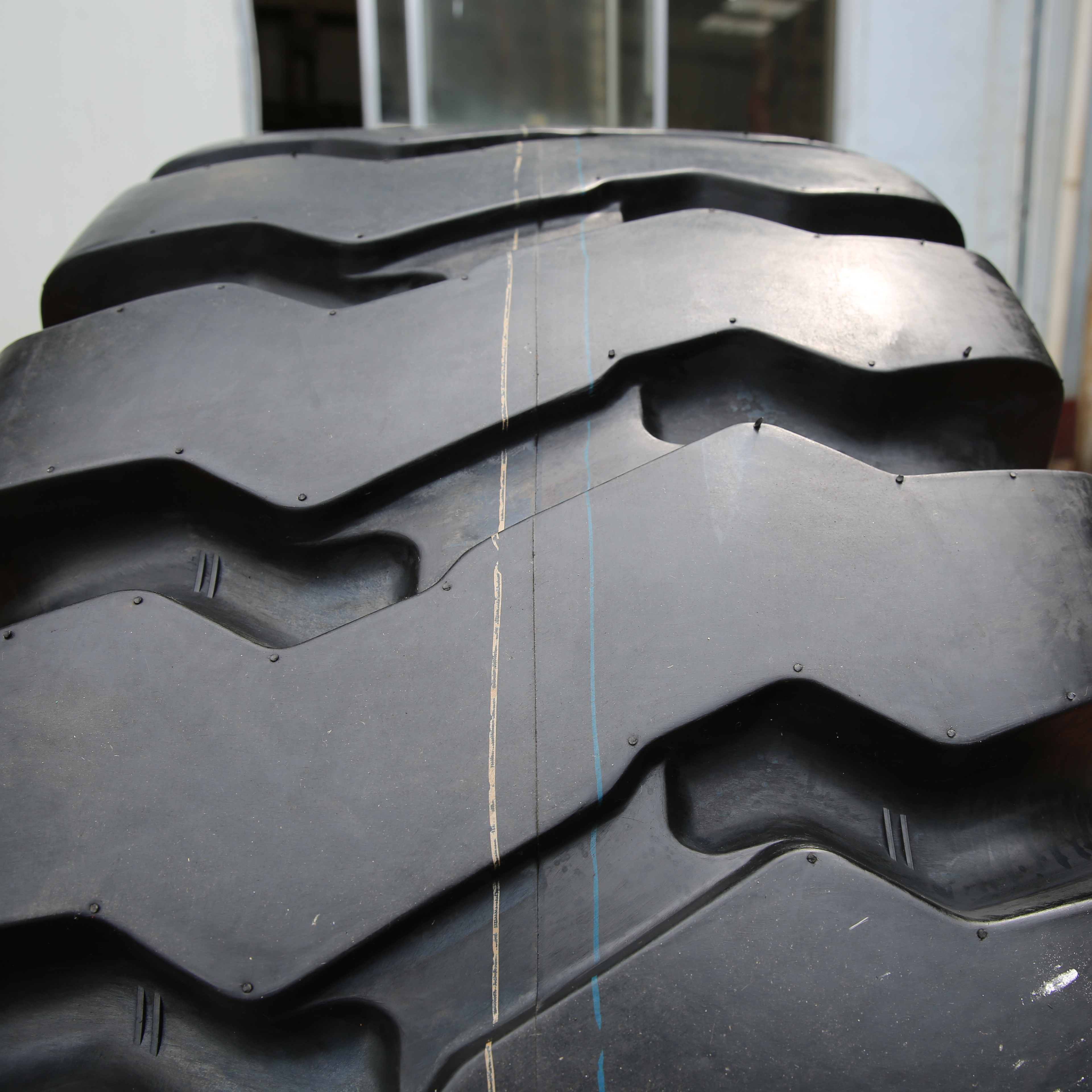 China factory good quality OTR tyre Off the road truck tyres 20.5/25 23.5/25 26.5R25 ply mining tyres for loader