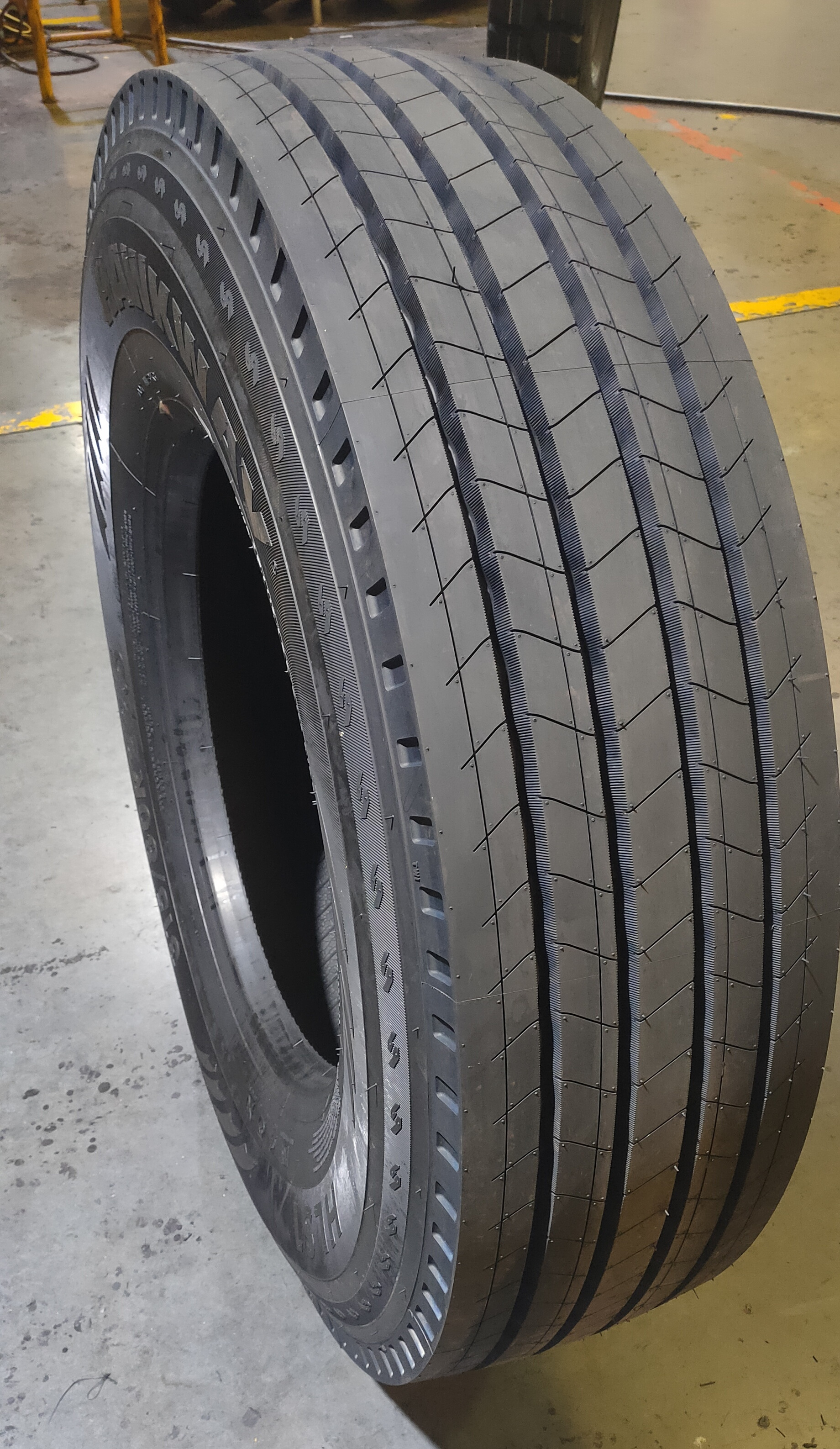 315/80R22.5 11R22.5 295/80R22.5    COMMERCIAL TRUCK Tyres  HLS1 HAWKWAY TYRE 160% LOAD CAPACITY