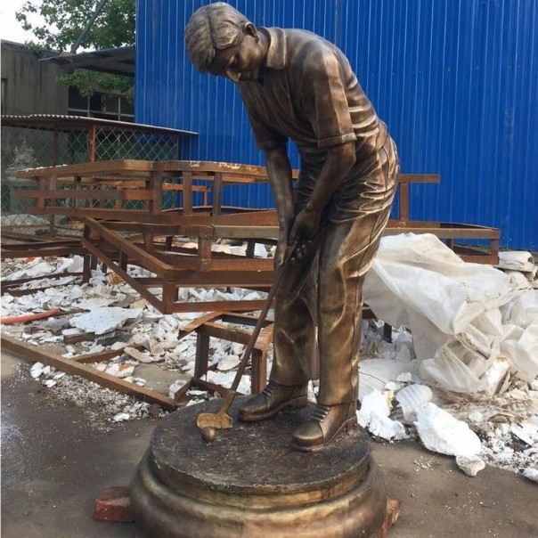 Hot Sale casting Outdoor Decoration Bronze Golf character Statue Life Size Golfer Sculpture