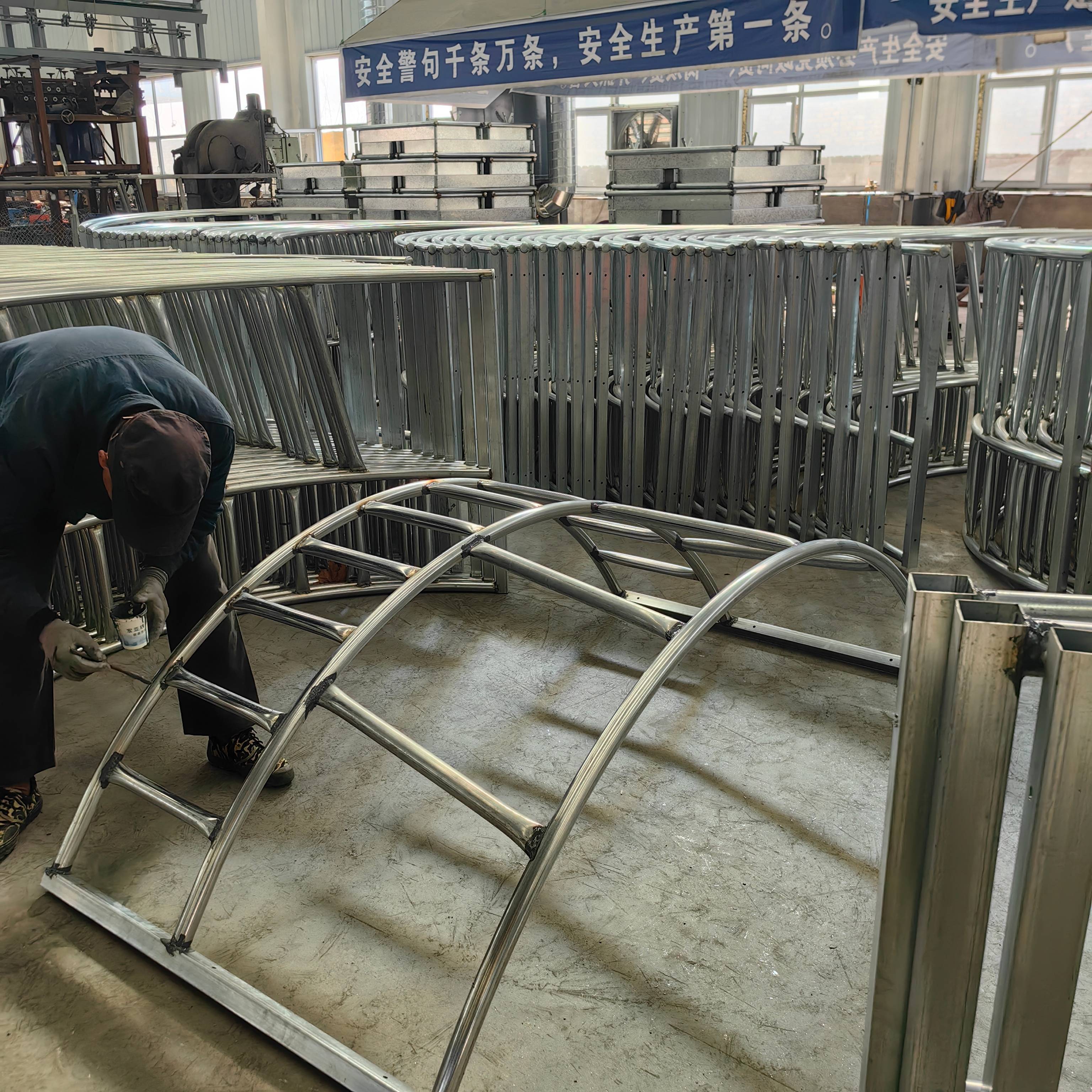 Steel pipe welded galvanized portable cattle /sheep hay feeder hot sale for cattle farm yard