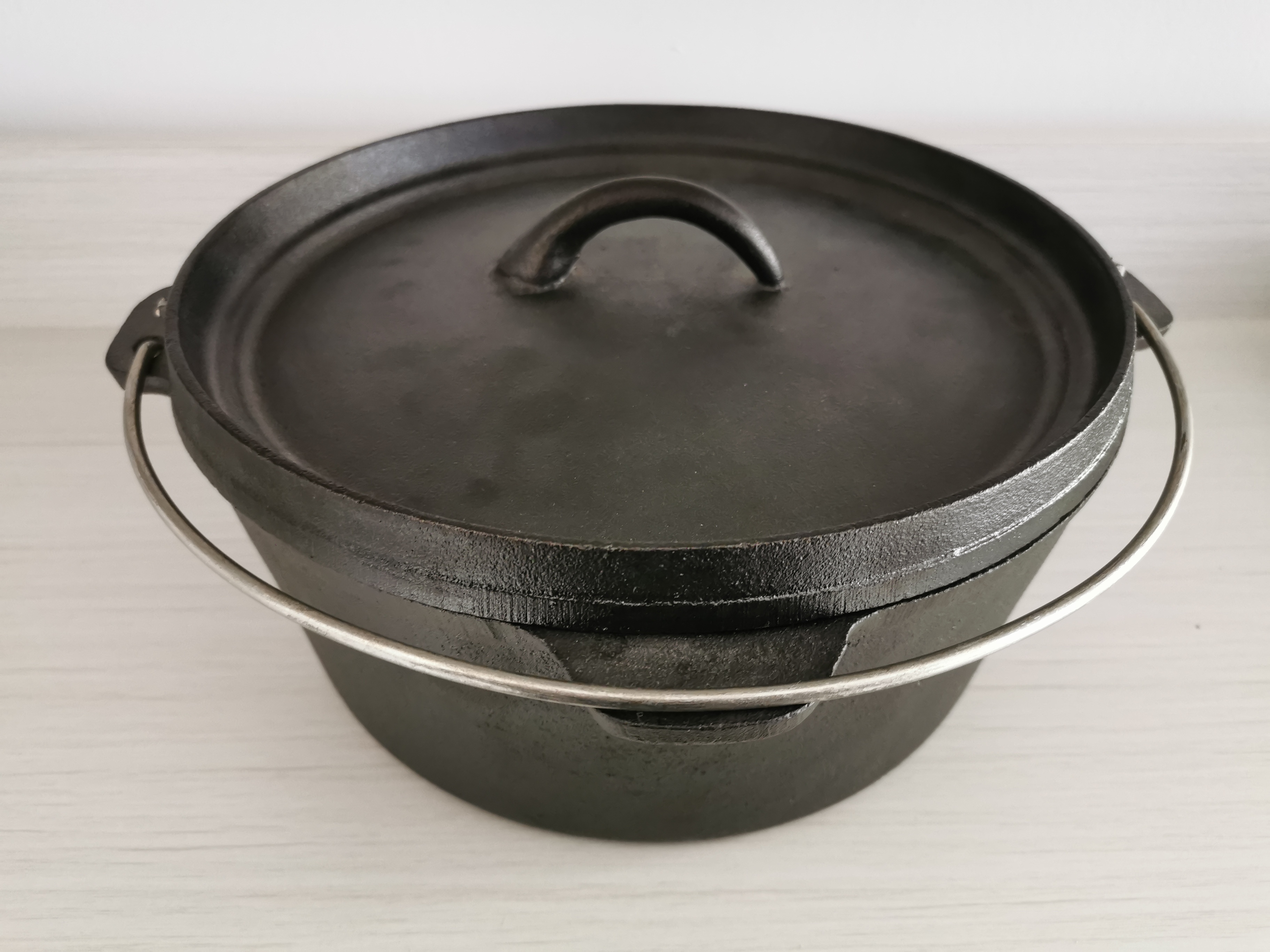 Cast iron dutch oven camping fire safe outdoor stew pot with iron lid