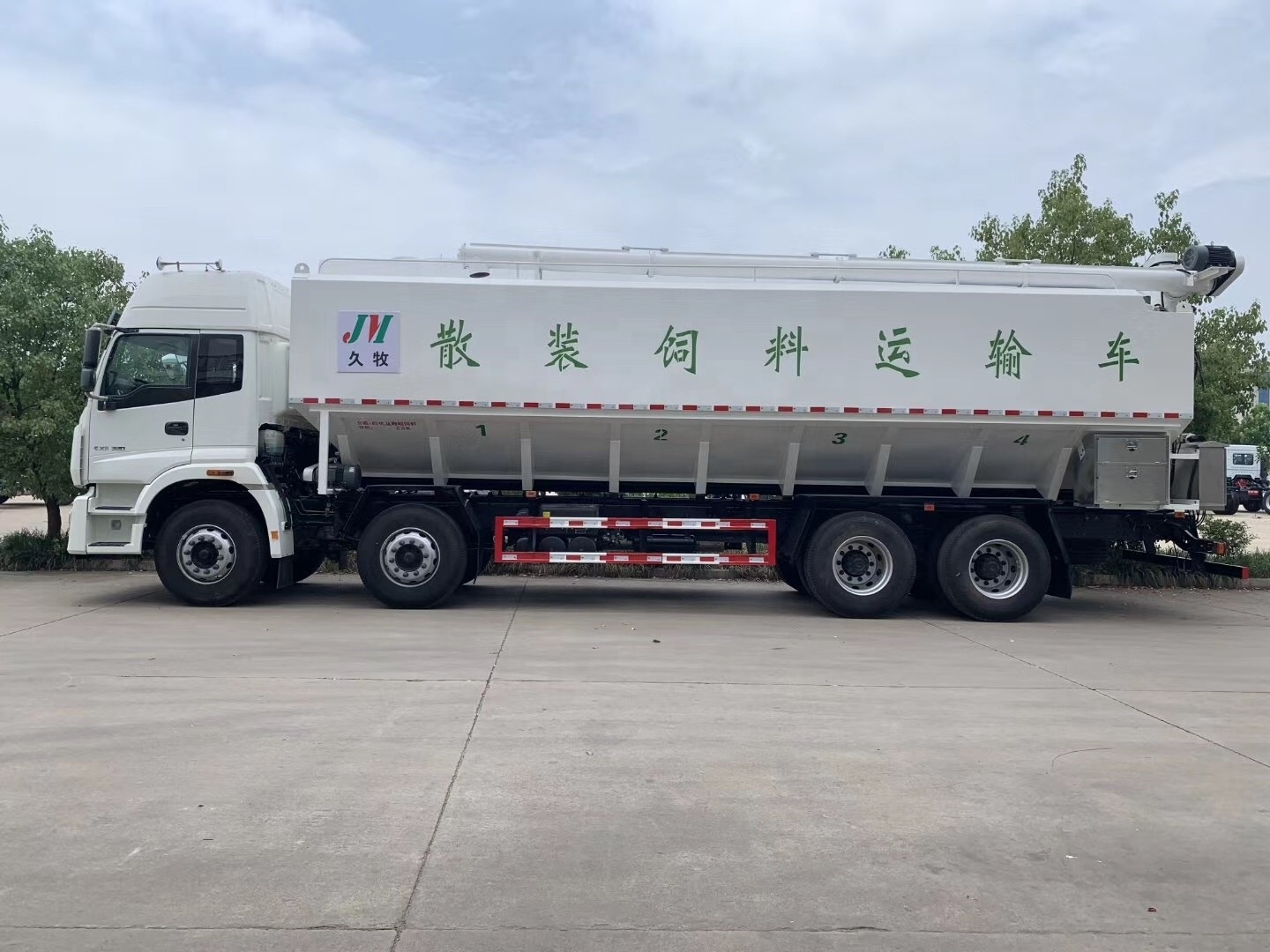 FOTON 8x4 feed tanker for sale feed transport vehicle Euro 5 engine for South America 35 cubic meters feed truck hot sale