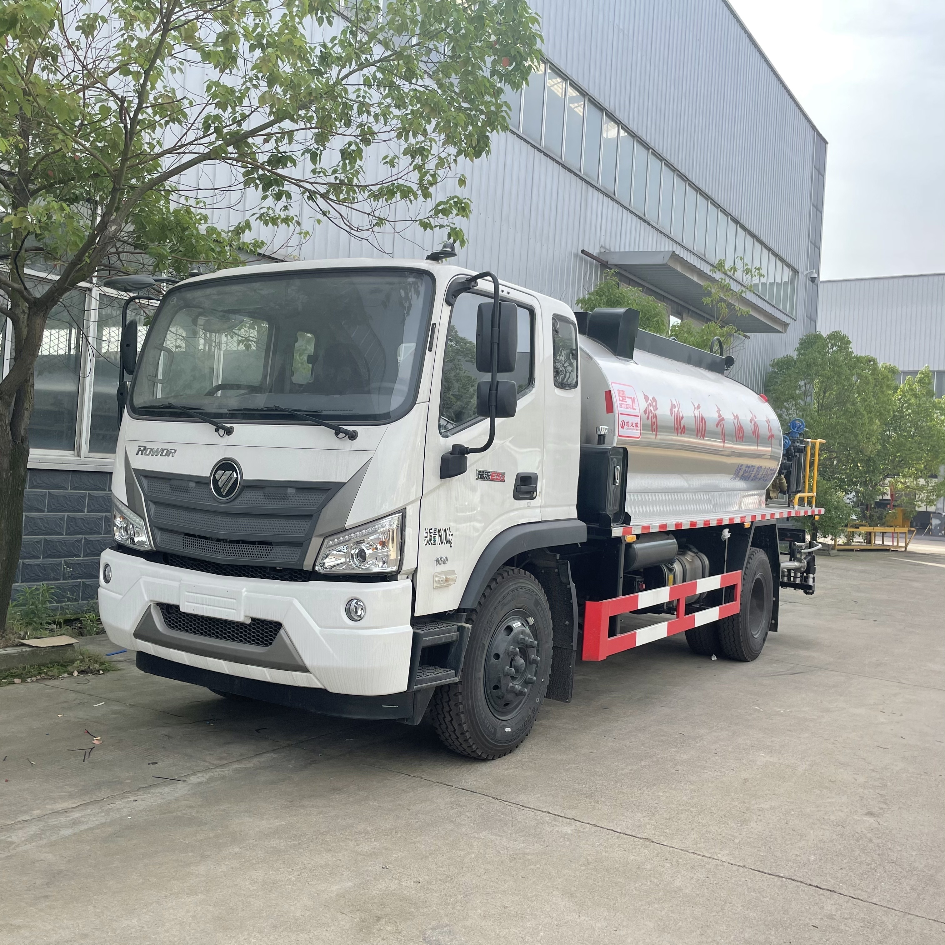 Dongfeng asphalt distributor truck hot sale in airport 12,000 liters asphalt tank truck road maintenance asphalt sprayer