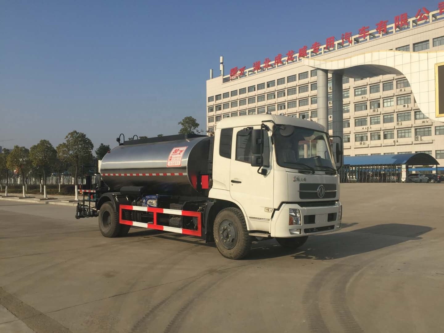 Dongfeng asphalt distributor truck hot sale in airport 12,000 liters asphalt tank truck road maintenance asphalt sprayer