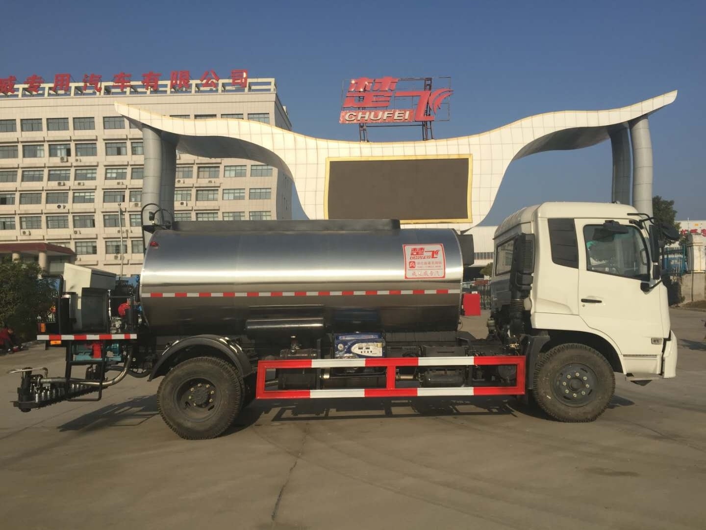 Dongfeng asphalt distributor truck hot sale in airport 12,000 liters asphalt tank truck road maintenance asphalt sprayer