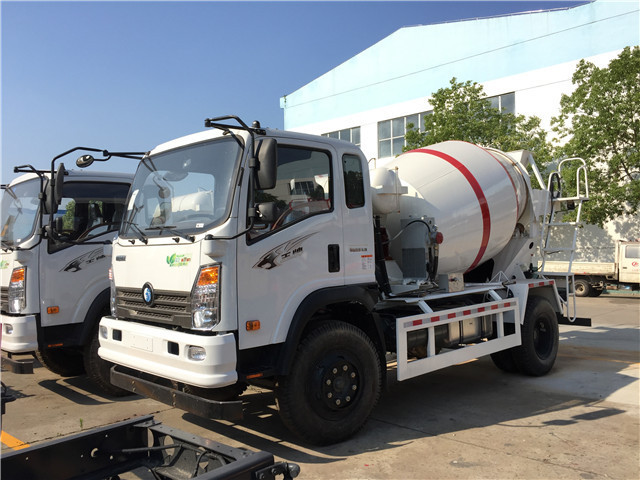 New Rotating Drum Cement Loading Mobile Concrete Mixer Truck