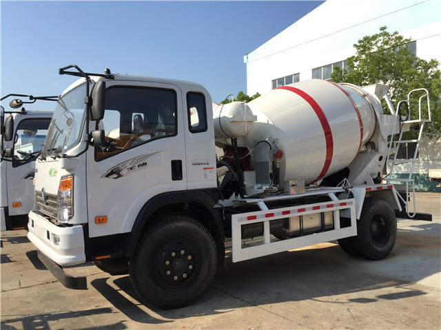 New Rotating Drum Cement Loading Mobile Concrete Mixer Truck