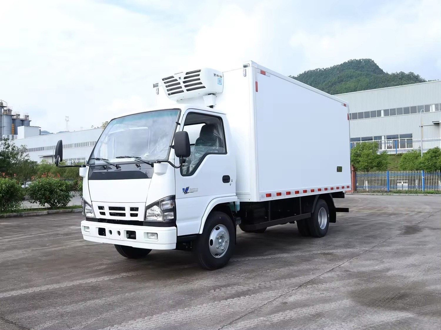 2024 hot sale used ISUZU refrigerator van truck for meat and fish low price