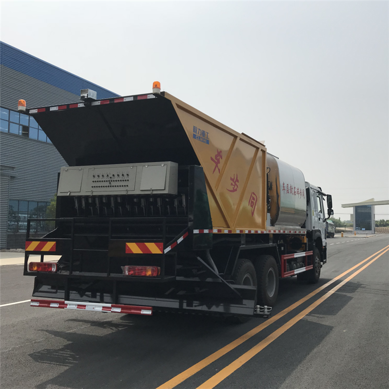 6x4 Sinotruck Howo Asphalt Spreader and Distributor Truck for sale