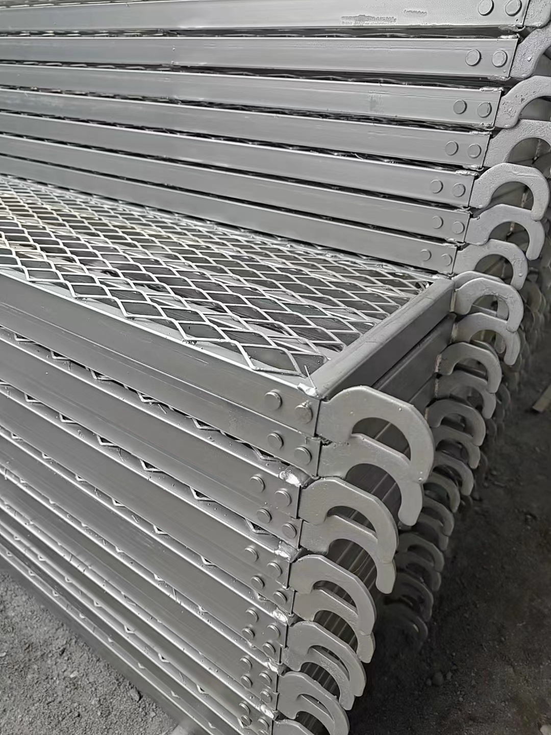 Derfon Wholesale Catwalk Scaffolding Board Galvanized Scaffolding Plank Ringlock Scaffold Platform with Hooks