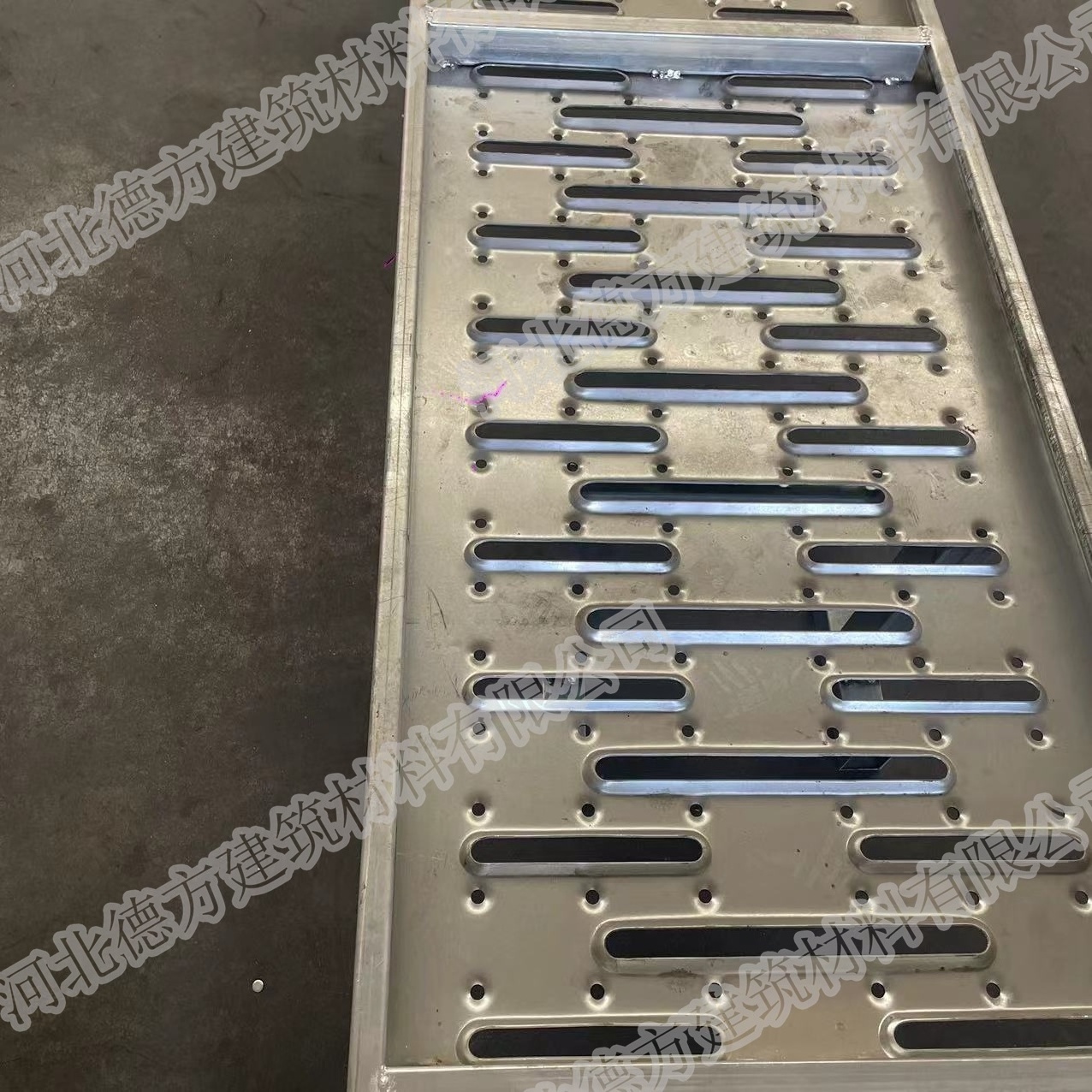 Derfon Factory Direct Anti Slip Walk Board Steel Plank Perforated Metal Sheet Steel Flooring Galvanized Tunnel Walkway