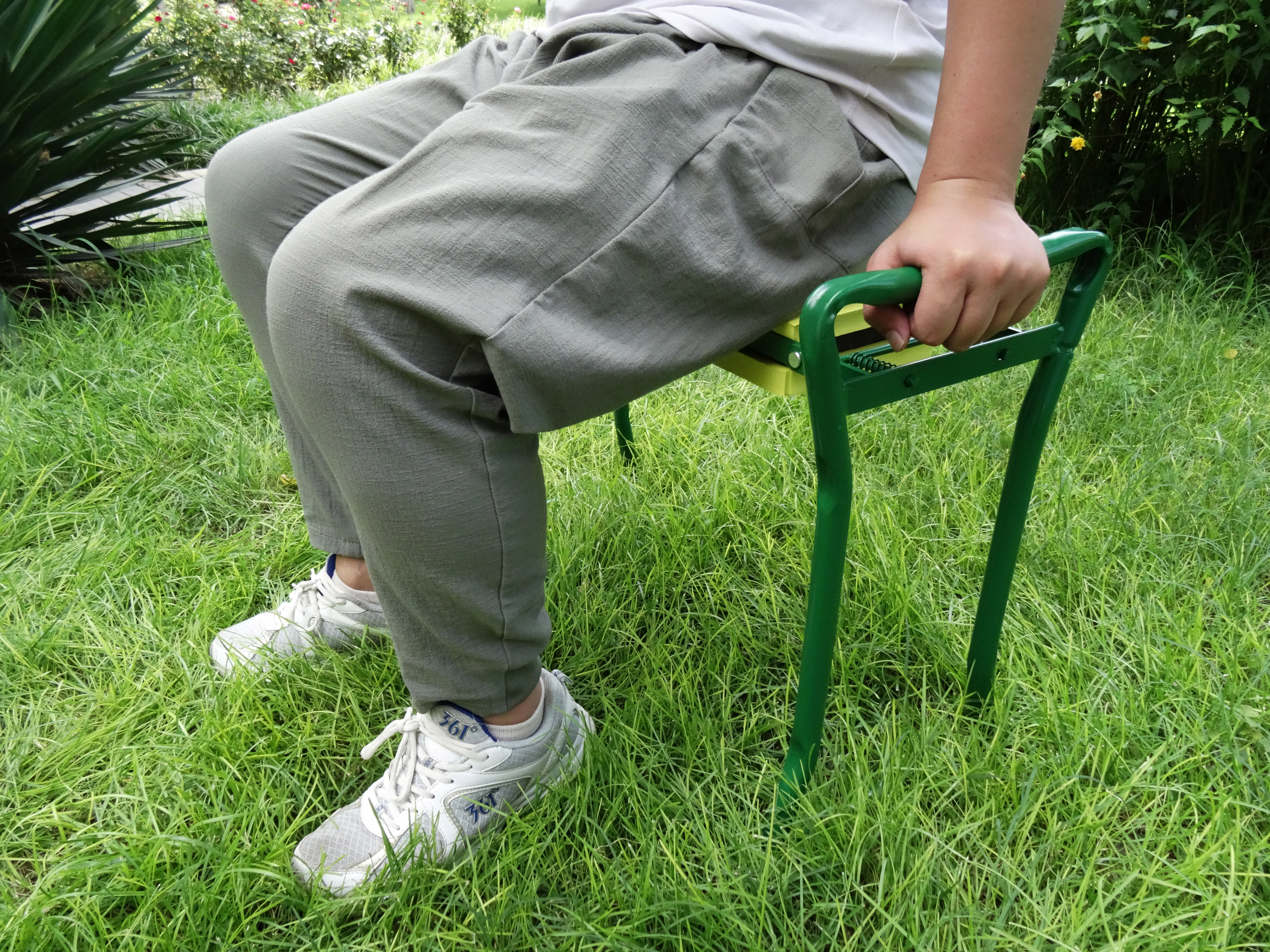 Folding portable kneeling stool garden kneeler seat