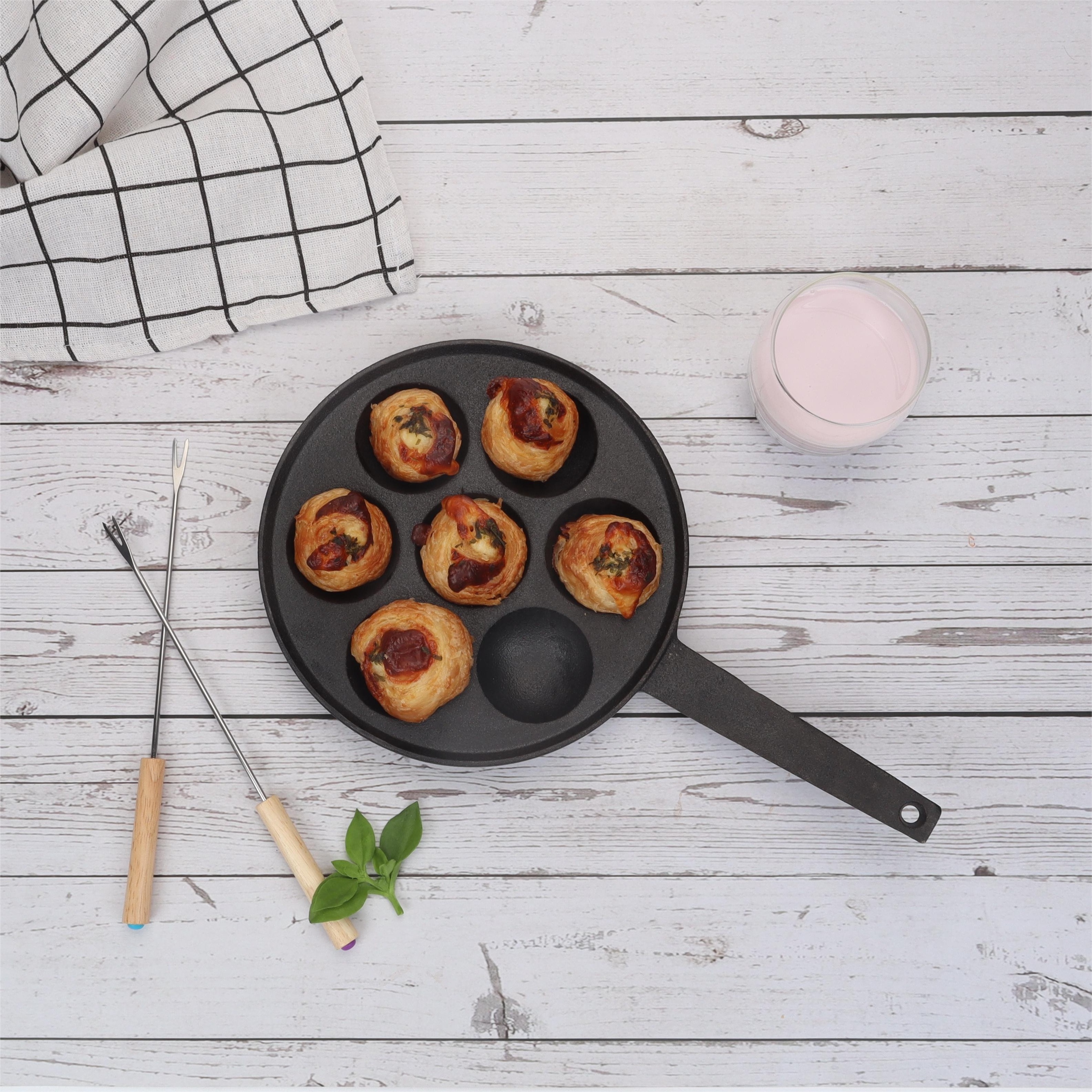 wholesale bakeware oven tray biscuit cast iron baking pan muffins cast iron cookware dishes  with silicone handle