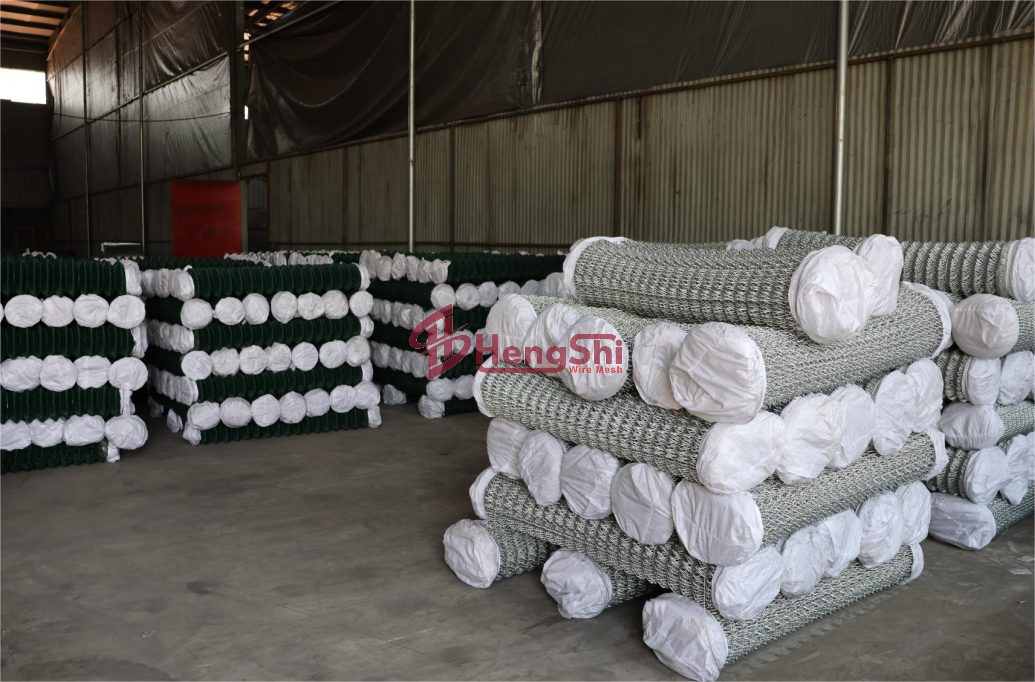 Direct factory hot dipped galvanized chain link fence/PVC coated cyclone wire mesh fence for project