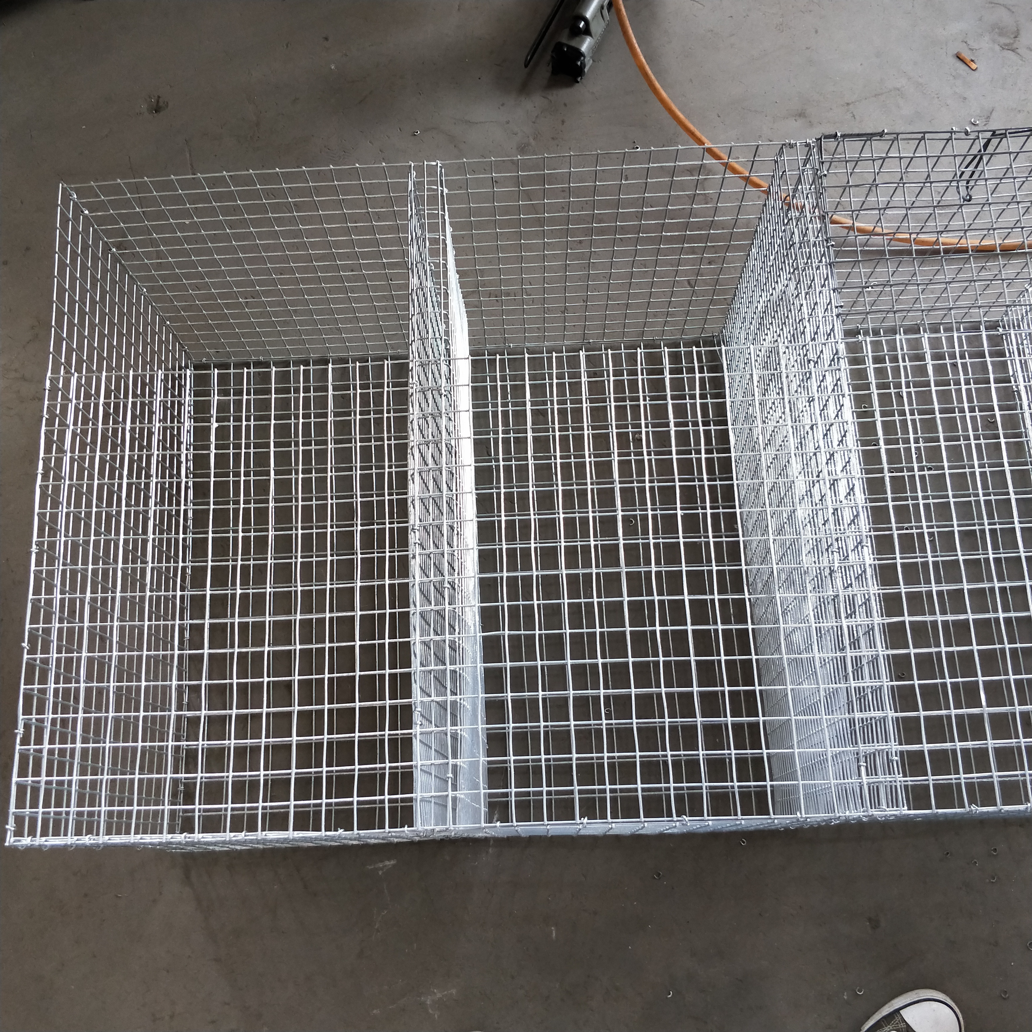 Welded wire mesh cage/pigeon breeding cage