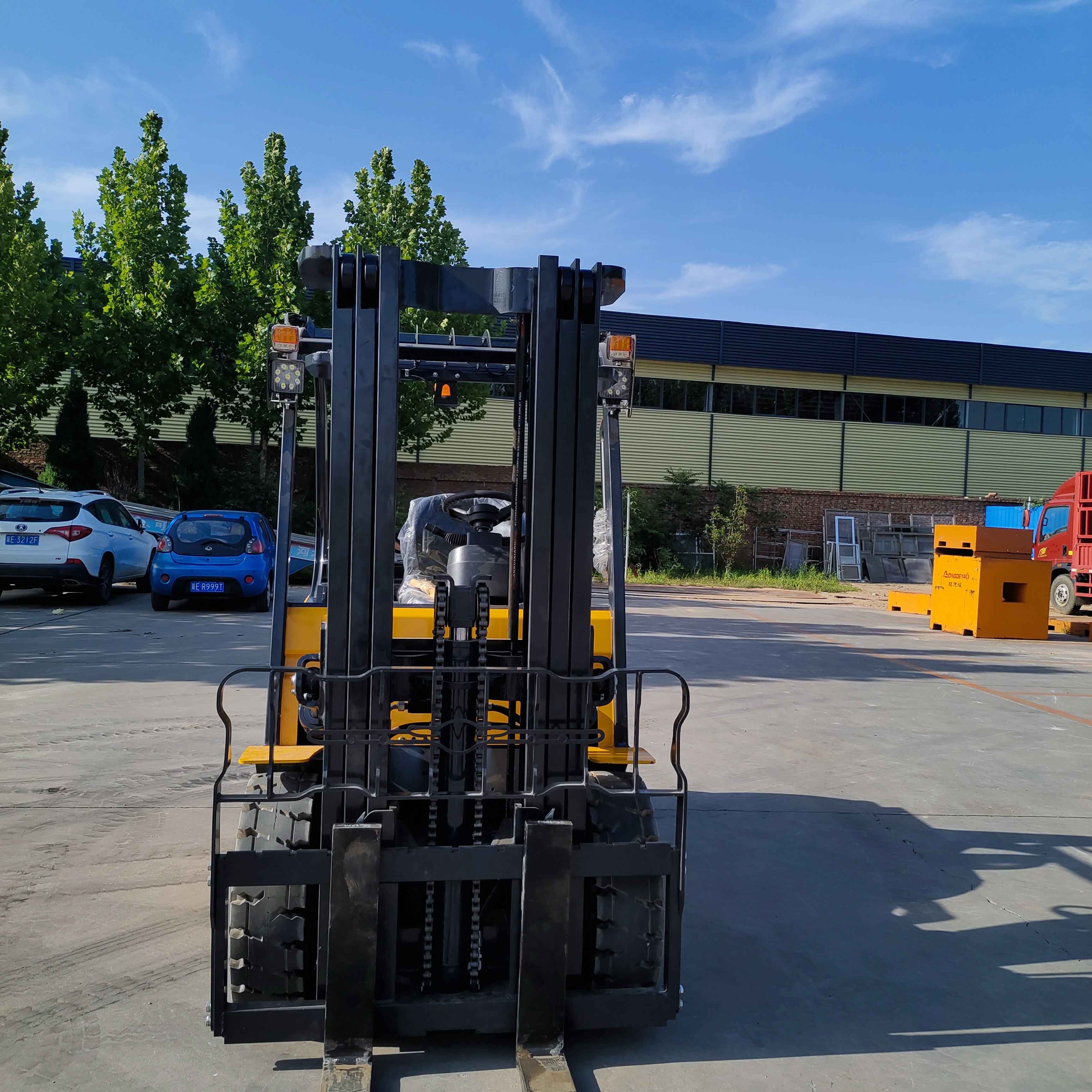 Factory price 1 1.5 2 2.5 ton small electric forklift 4x4 high life lithium battery elektrikli forklift warehouse