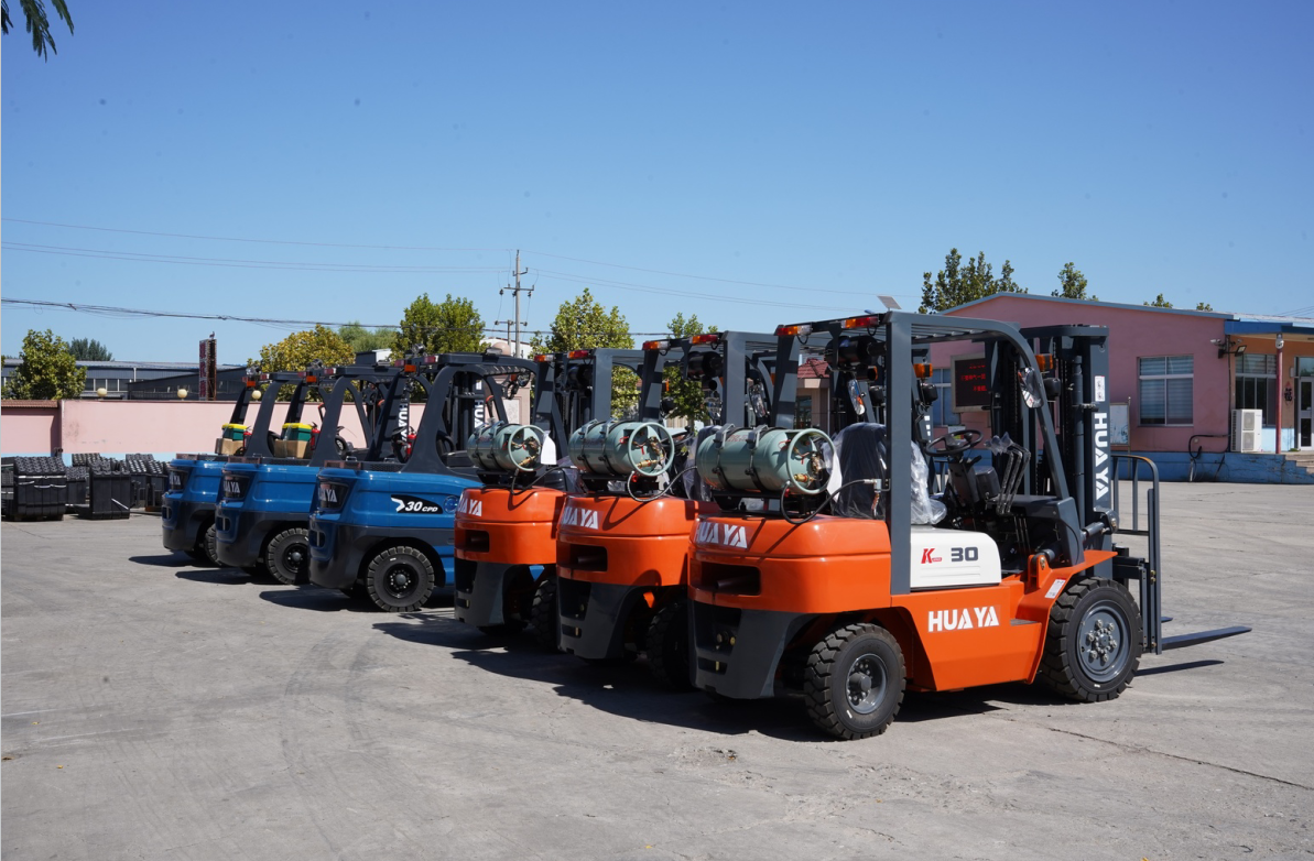 Factory outlet gas forklift 2 ton 3 ton dual fuel triplex mast lifting up 3m-7m Four Wheel Drive EPA Eur5 engine solid tire