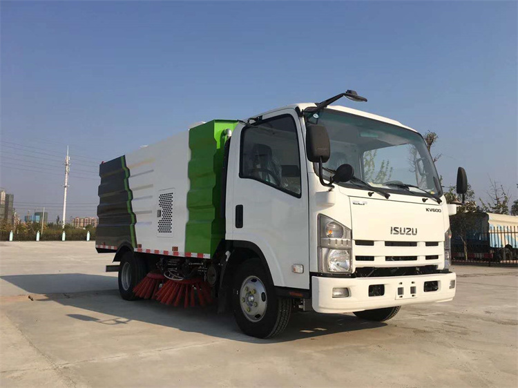 ISUZU KV600 8000 Liters Vacuum Road Sweeper Cleaning Truck with Water Tank for City Street and Airport Runway