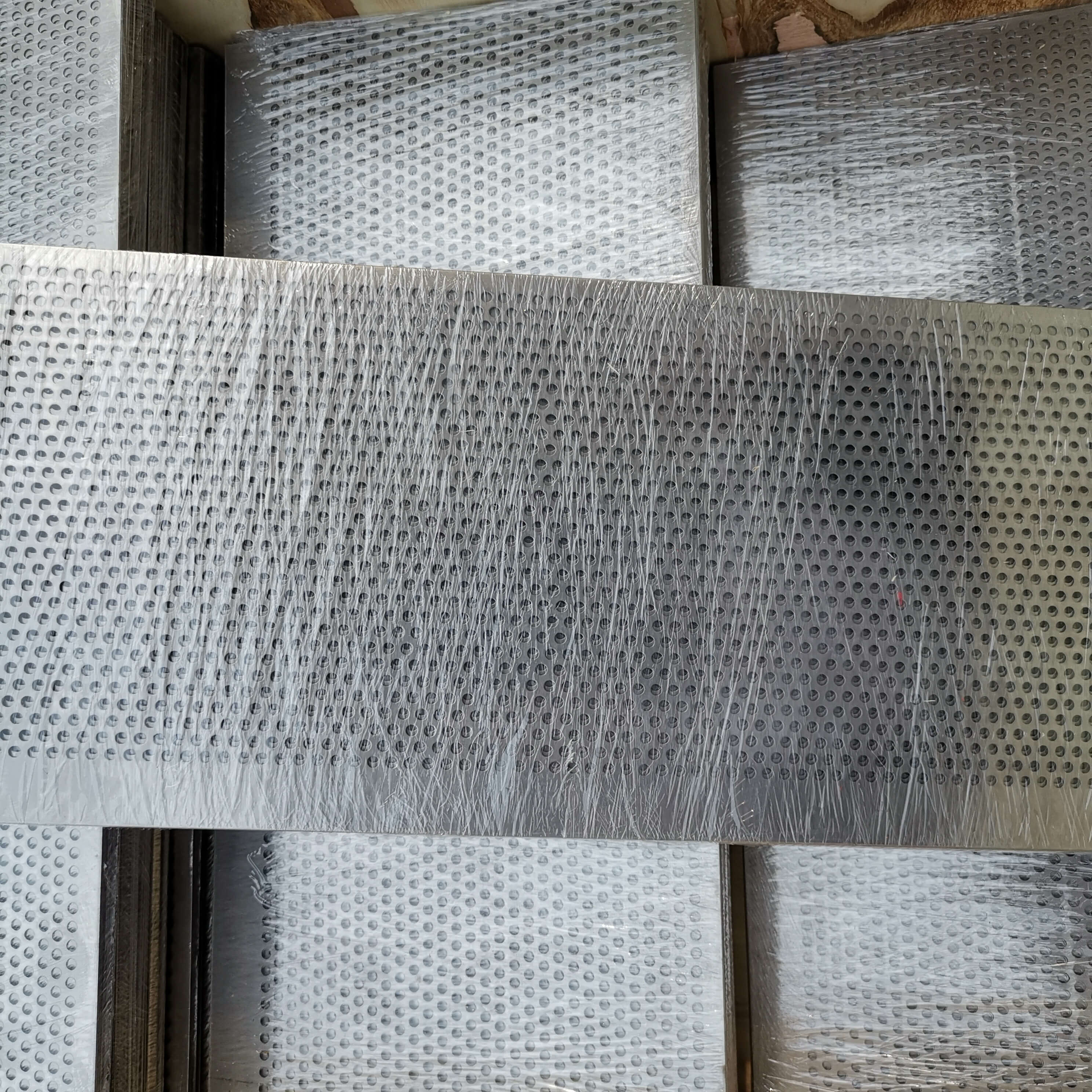 0.5mm perforated sheet metal3mm perforated metal sheet20 mesh 304 stainless steel punching plateMetal Meshpunched mesh