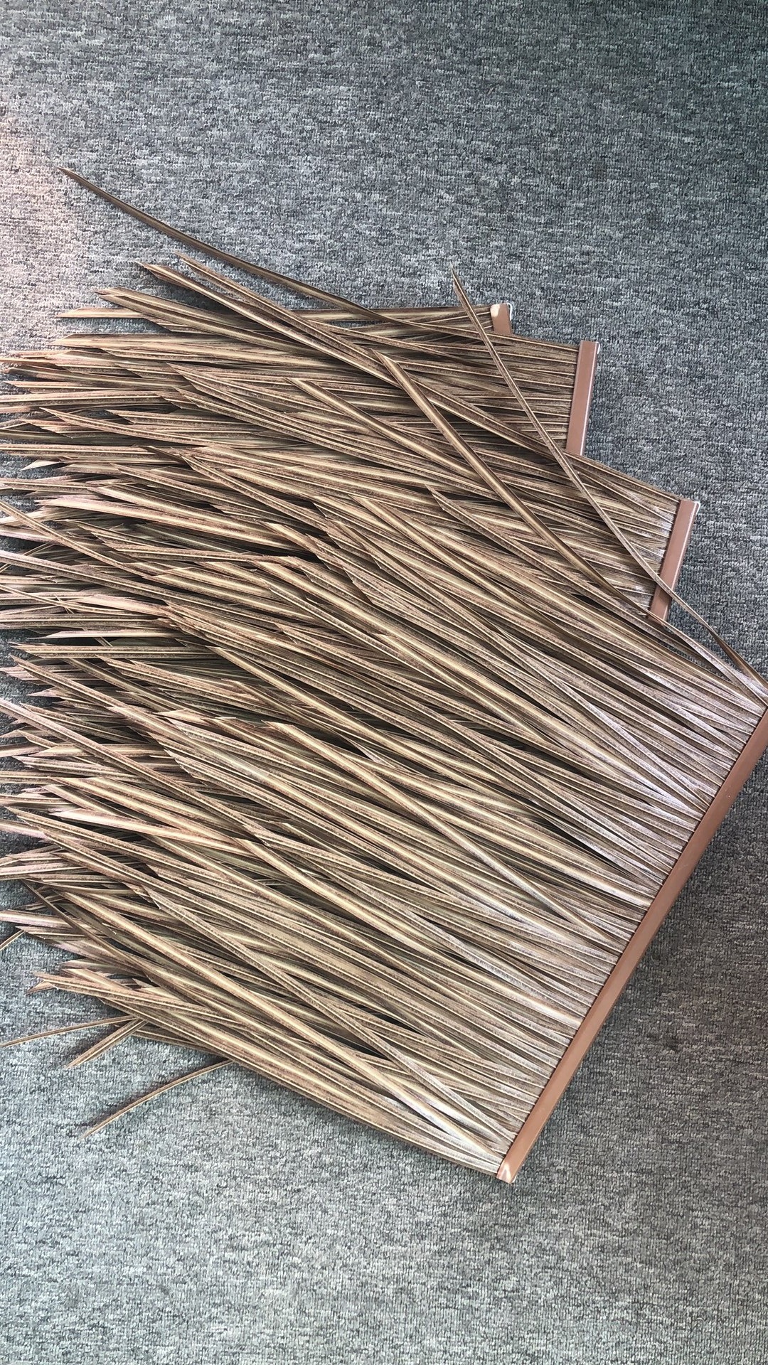 Nylon Material UV Protected Fireproof Palm Leaf Thatch Plastic Synthetic Thatch for Amusement park, Water Park and Resort