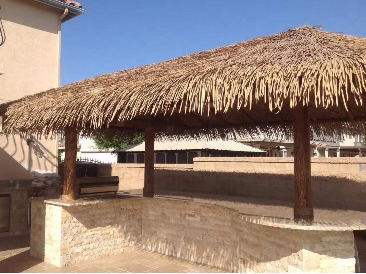 Nylon Material UV Protected Fireproof Palm Leaf Thatch Plastic Synthetic Thatch for Amusement park, Water Park and Resort