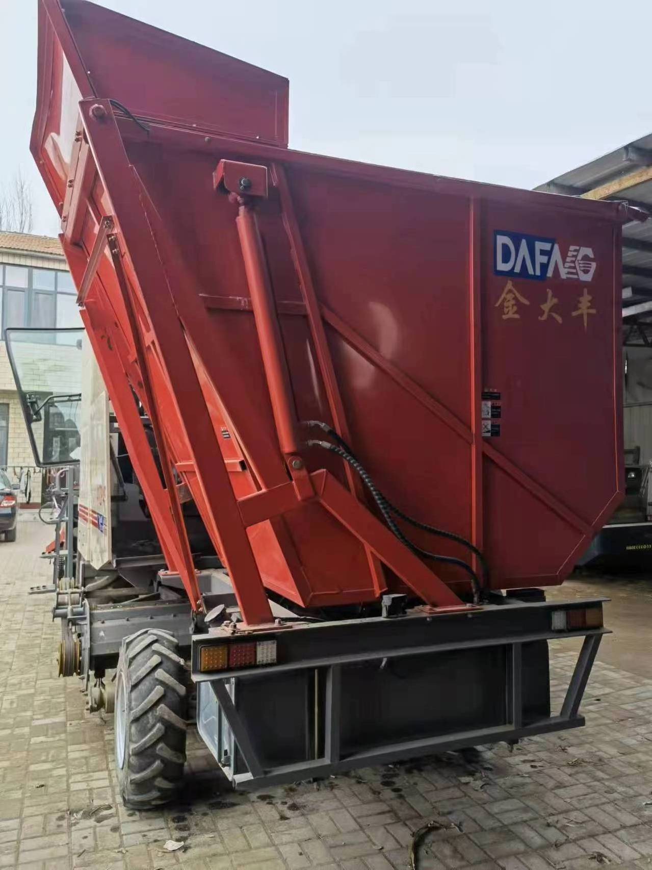 Used DAFNG mini harvesters harvesting machine 4YZP-4FA 4YZP-4F corn combine harvester to Iraq