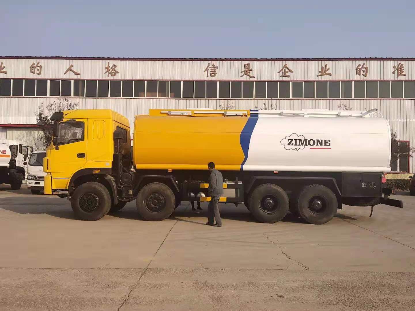 worldwide delivery dongfeng tianlong 8X4 RHD 28cbm Fuel Tanker for promotion