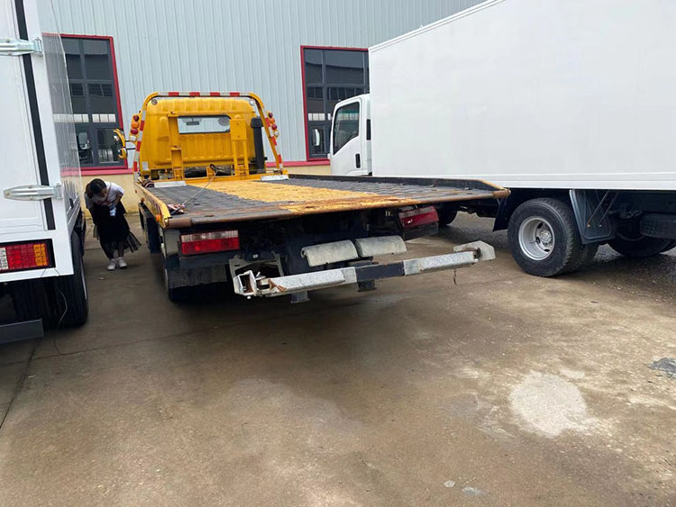 used ISUZU  chassis+ new 5T TOW truck  good quality  on sale