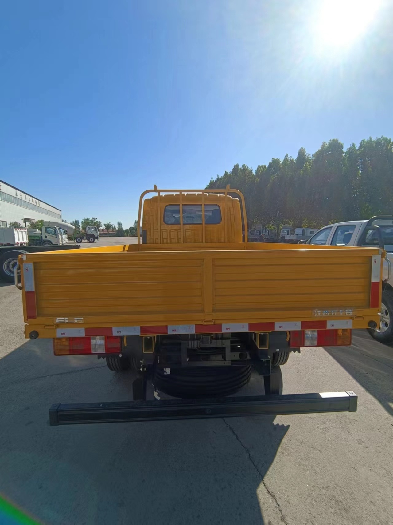 ISUZU ELF camion diesel 2 ton cargo truck double cabins commercial 4KH1 engine 120 hp trucks for sale