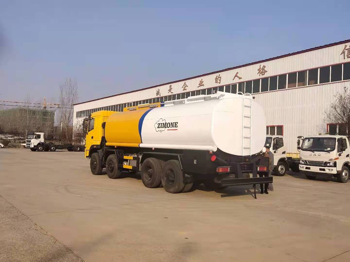 worldwide delivery dongfeng tianlong 8X4 RHD 28cbm Fuel Tanker for promotion