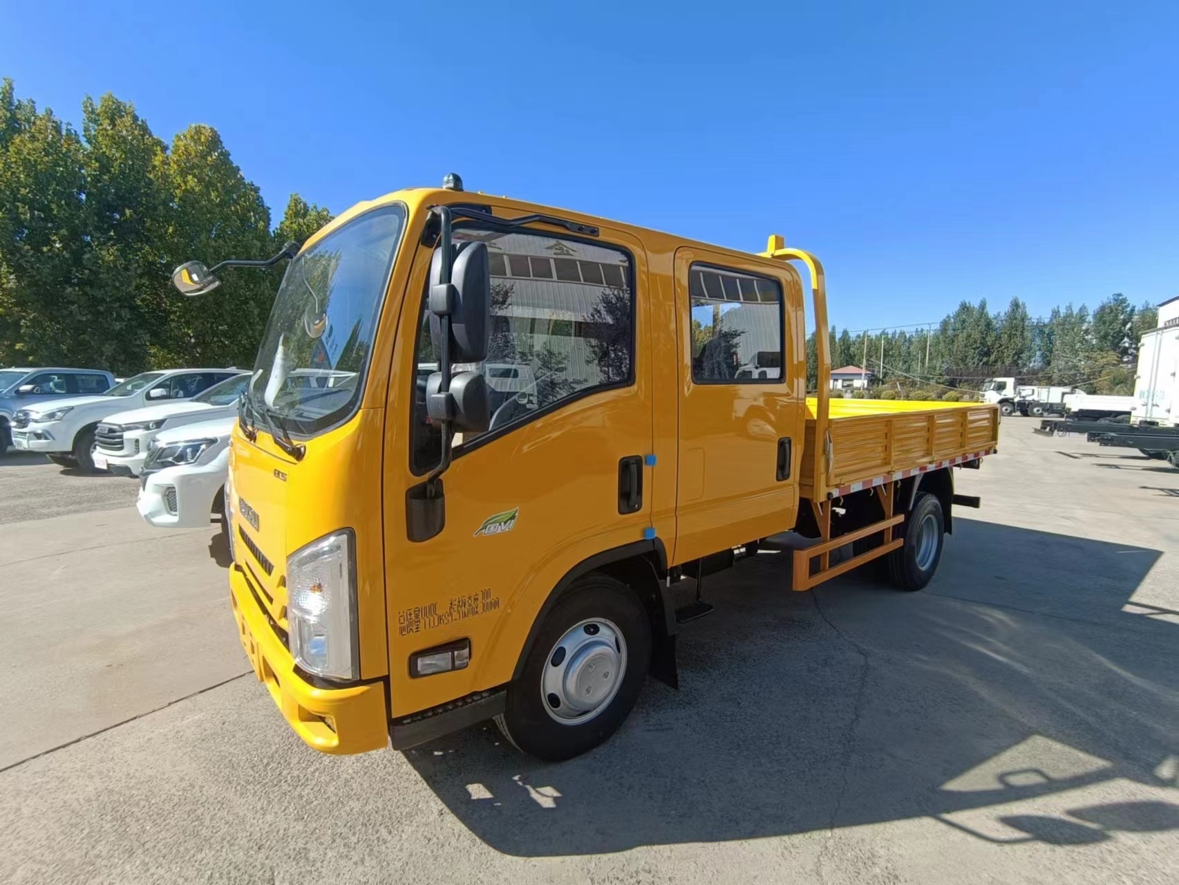 ISUZU ELF camion diesel 2 ton cargo truck double cabins commercial 4KH1 engine 120 hp trucks for sale