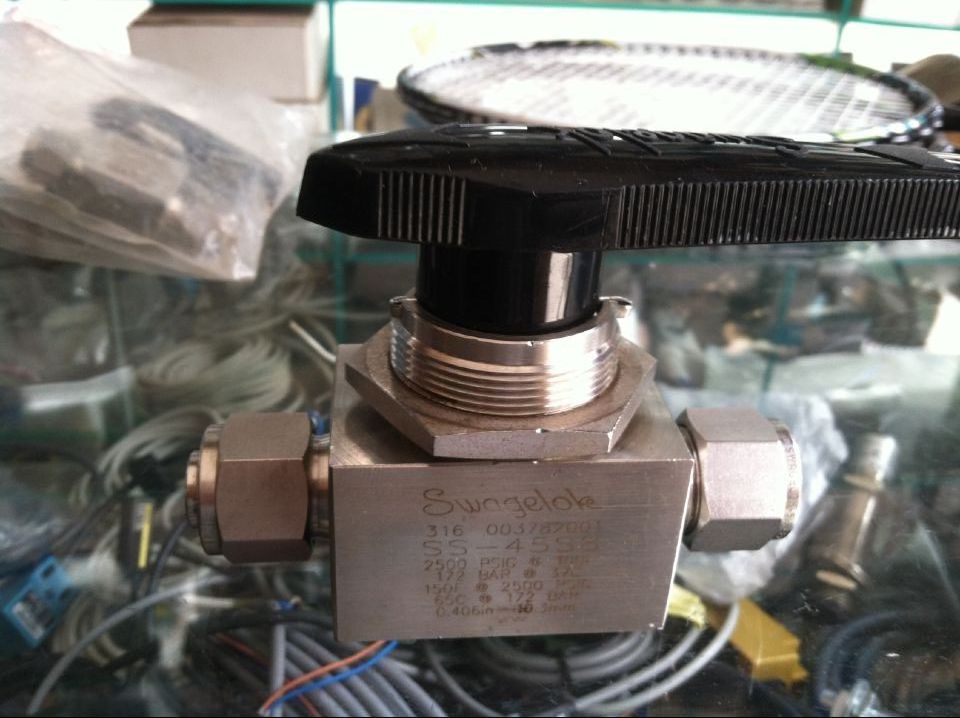 SWAGELOK Tube Fitting Ball Valve SS-45S8