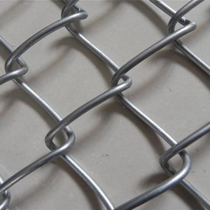 hot sale low price cyclone wire fence galvanized chain link fence in kenya pakistan uganda villas thailand