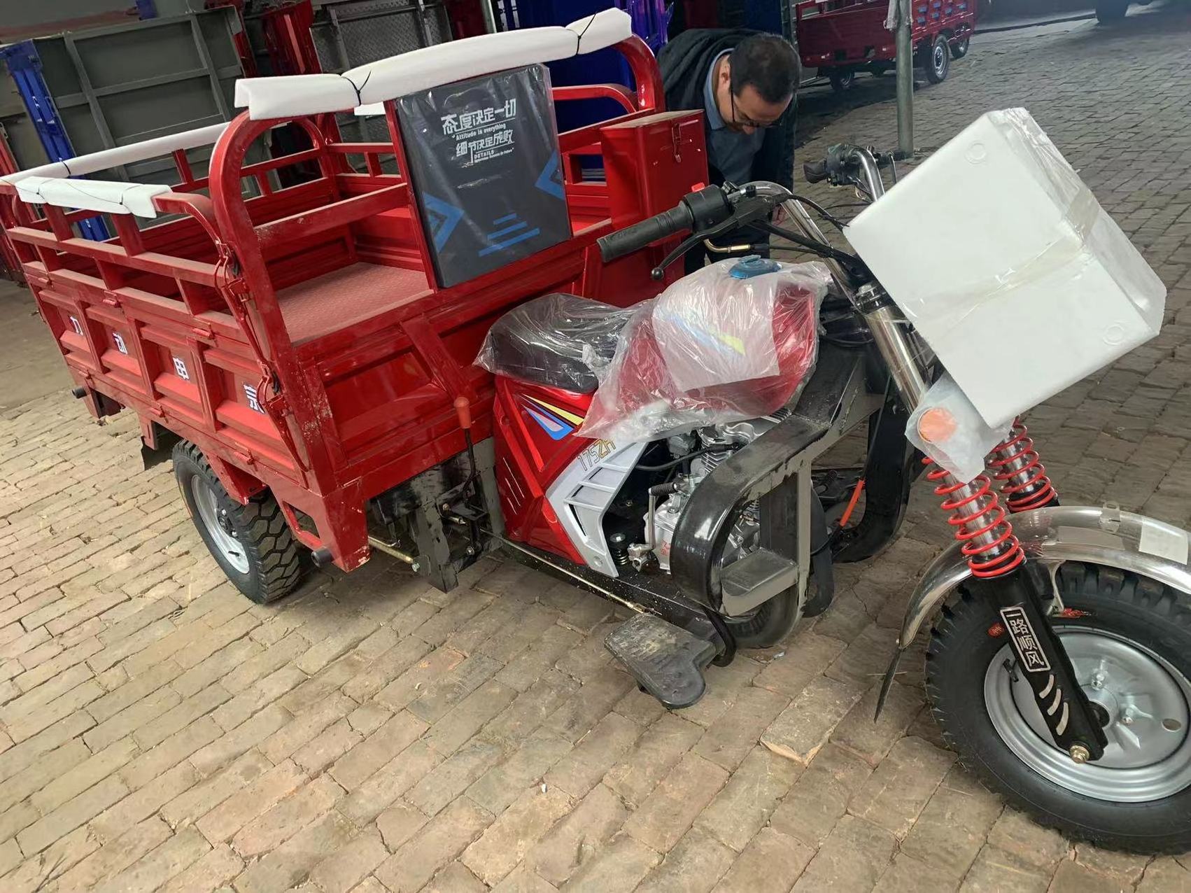 Gasoline Tricycle 150cc Water Cooled 3 Wheel Red 60V Cargo Trikes 3 Wheel 250cc Motorcycle Electric Motorized 16 Motos 3 Ruedas