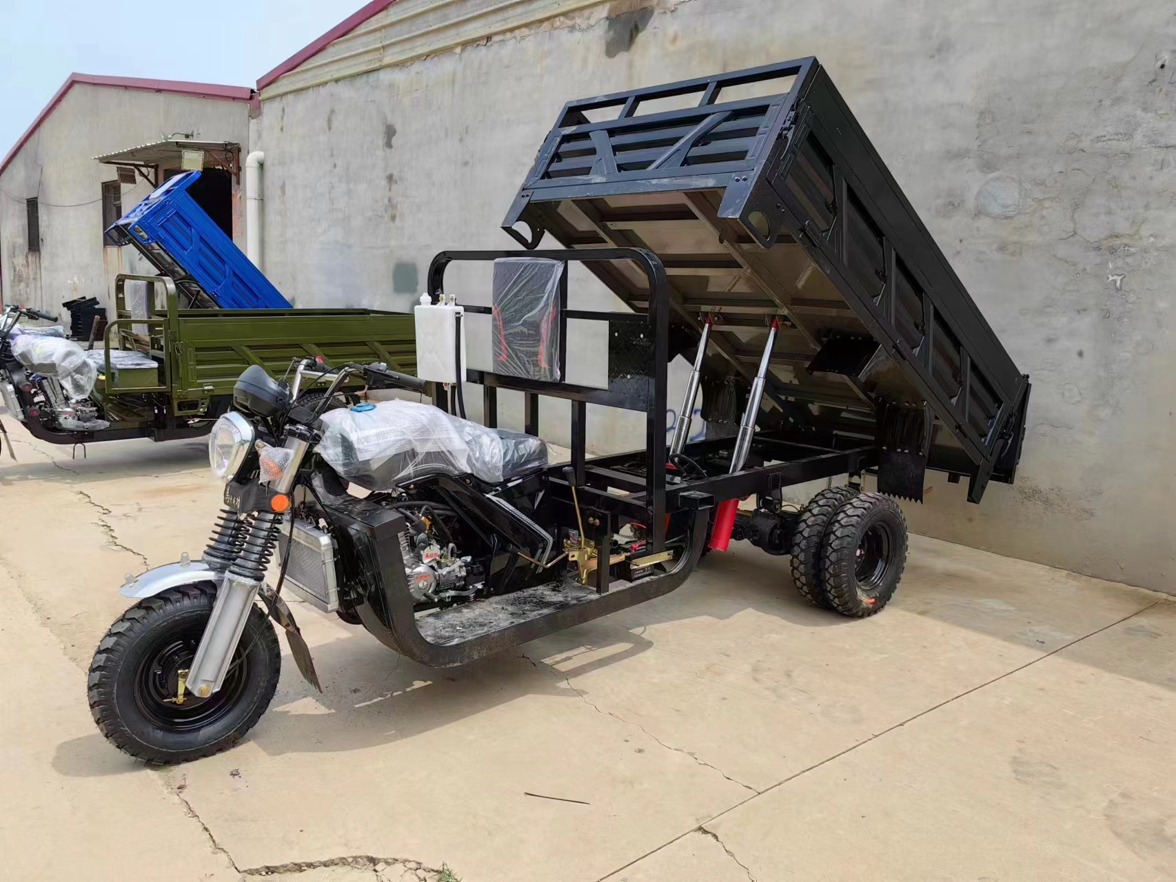 China factory 5 wheel low price 300cc Dump Cargo tricycle motorcycle best selling three wheel motorcycle yaoxunda