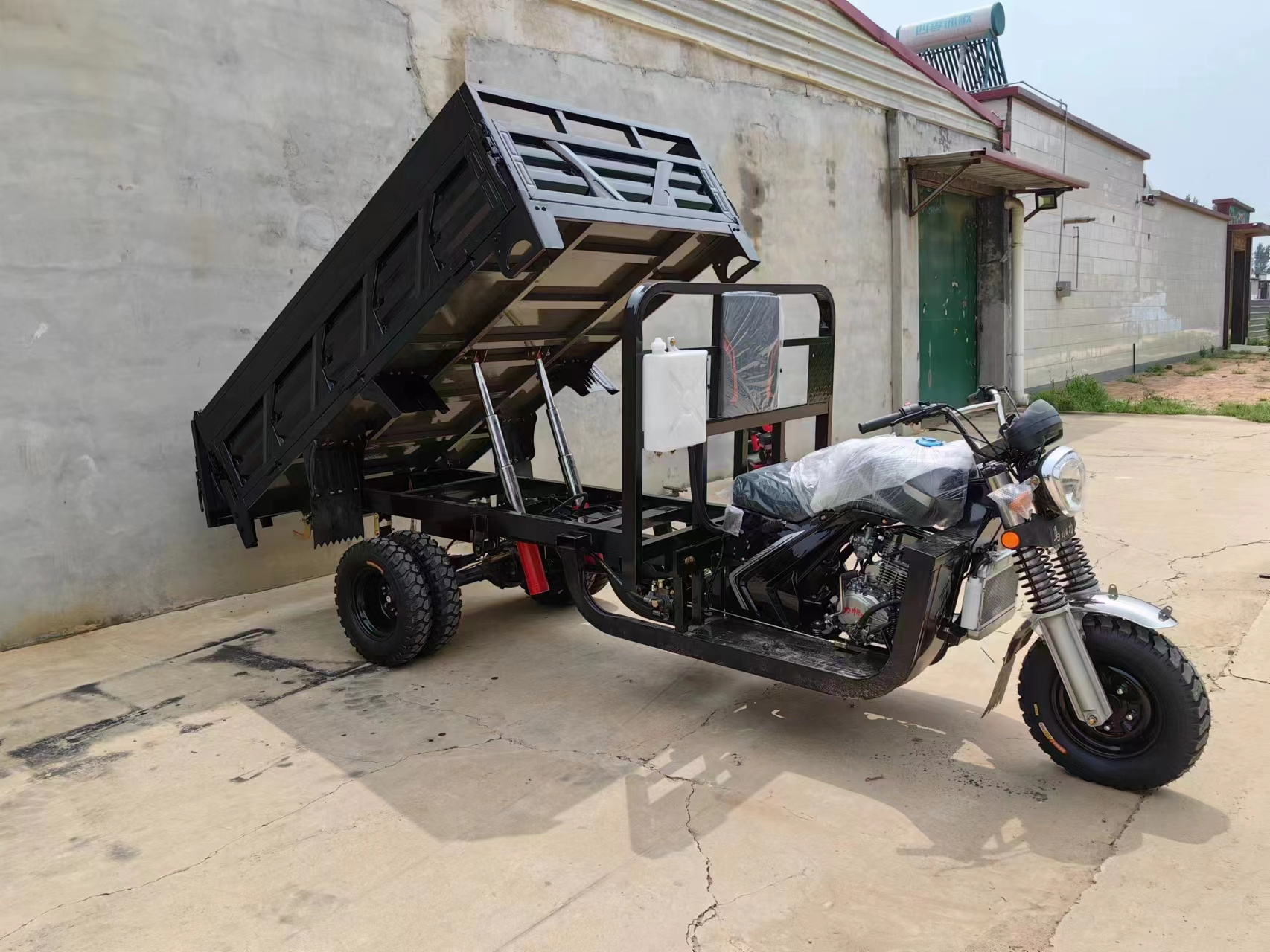 China factory 5 wheel low price 300cc Dump Cargo tricycle motorcycle best selling three wheel motorcycle yaoxunda