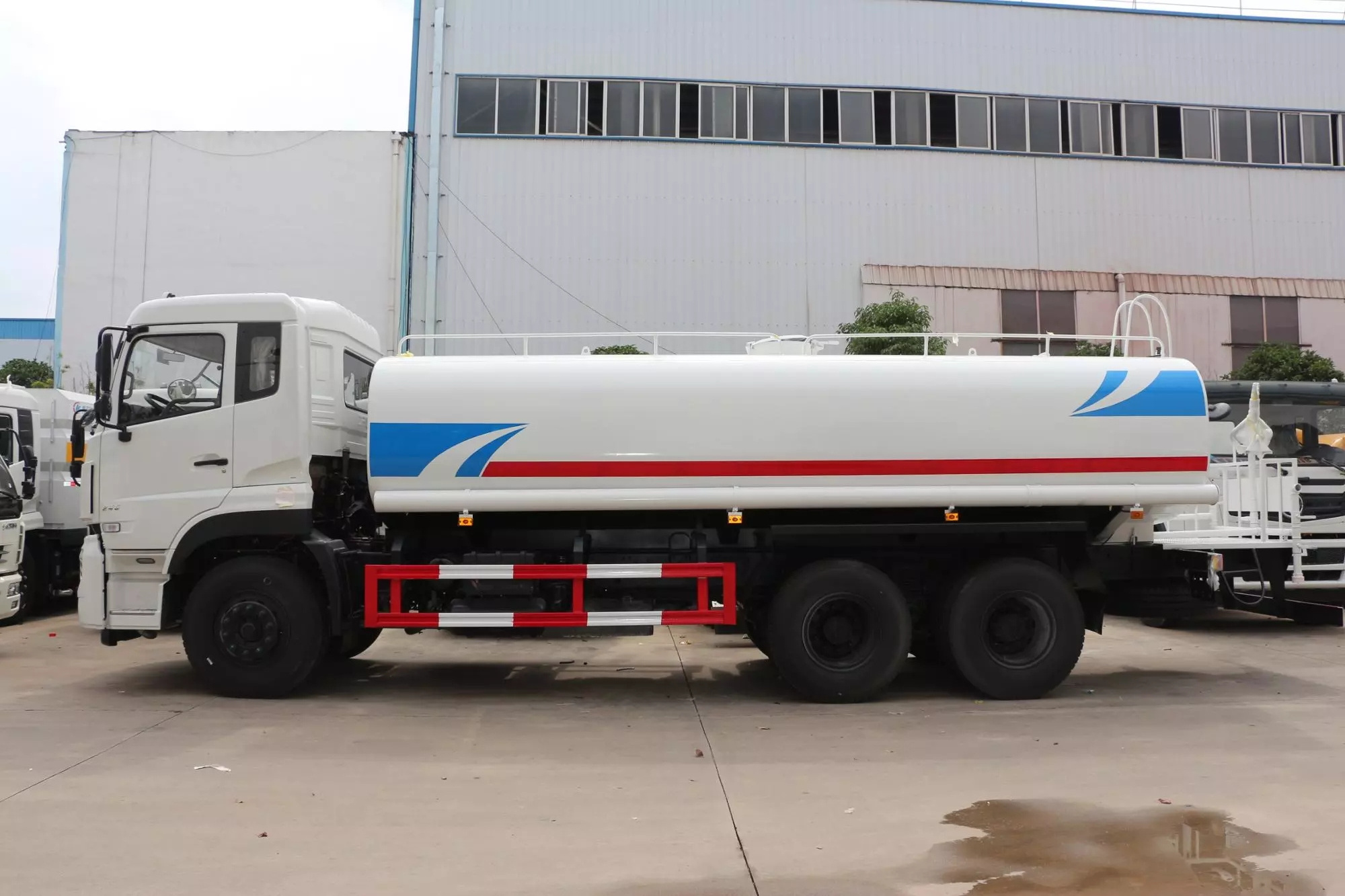 Dongfeng tianlong 20000L  Tank Engine Water Tank Truck  water sprinkler truck for sale