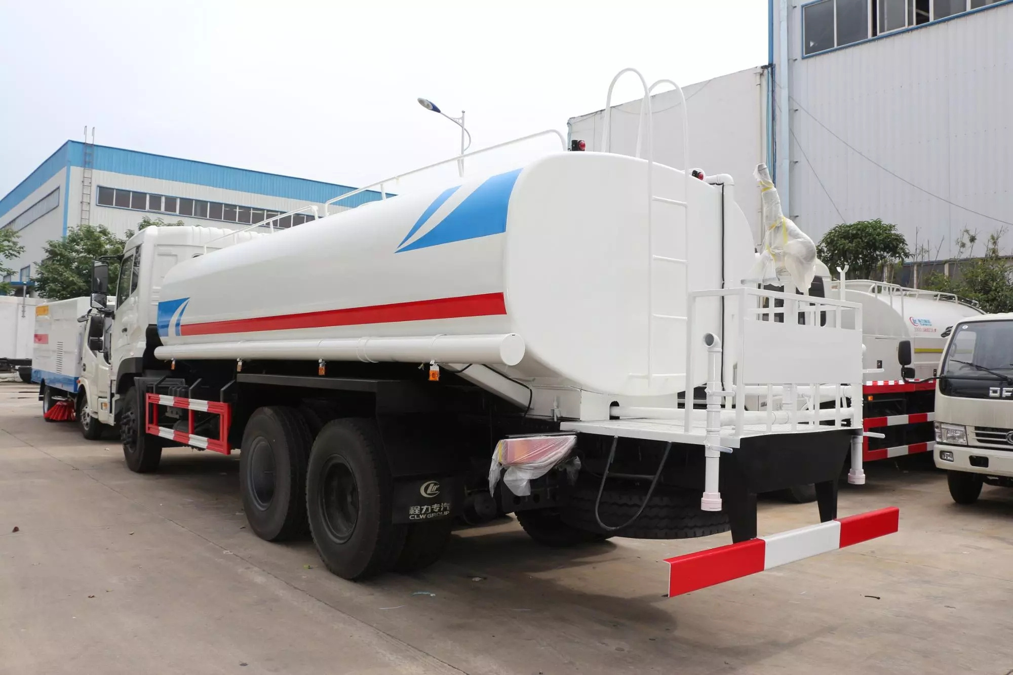 Dongfeng tianlong 20000L  Tank Engine Water Tank Truck  water sprinkler truck for sale