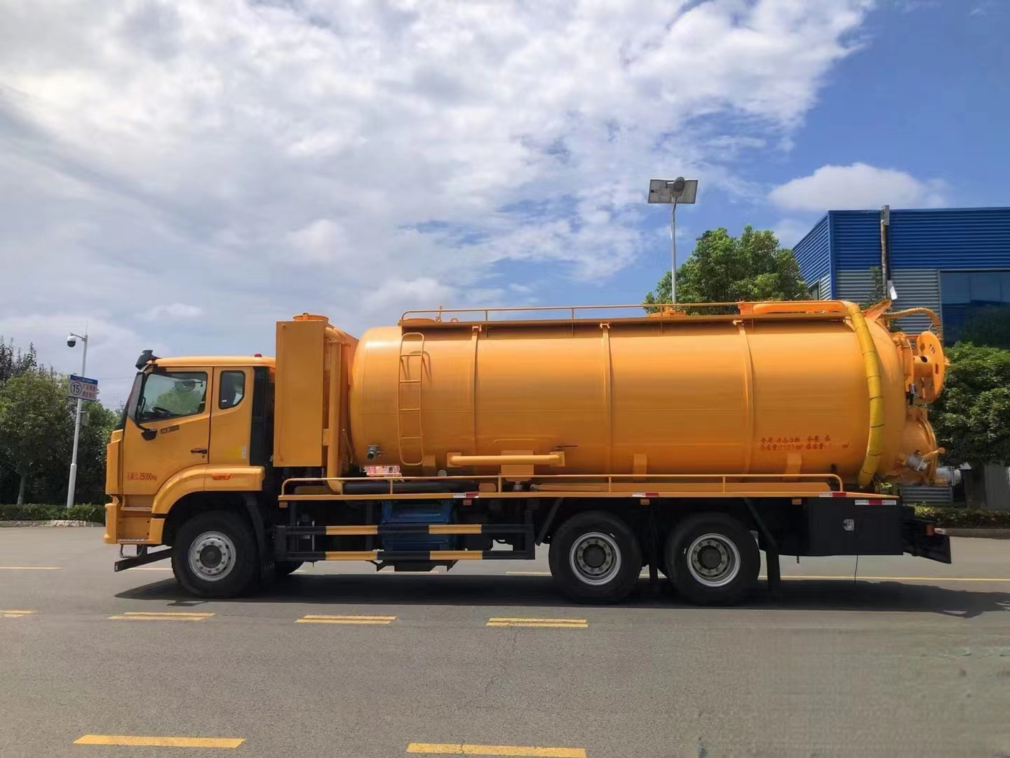 High quality mobile sewage suction truck vacuum tank sludge sewage suction truck for sale